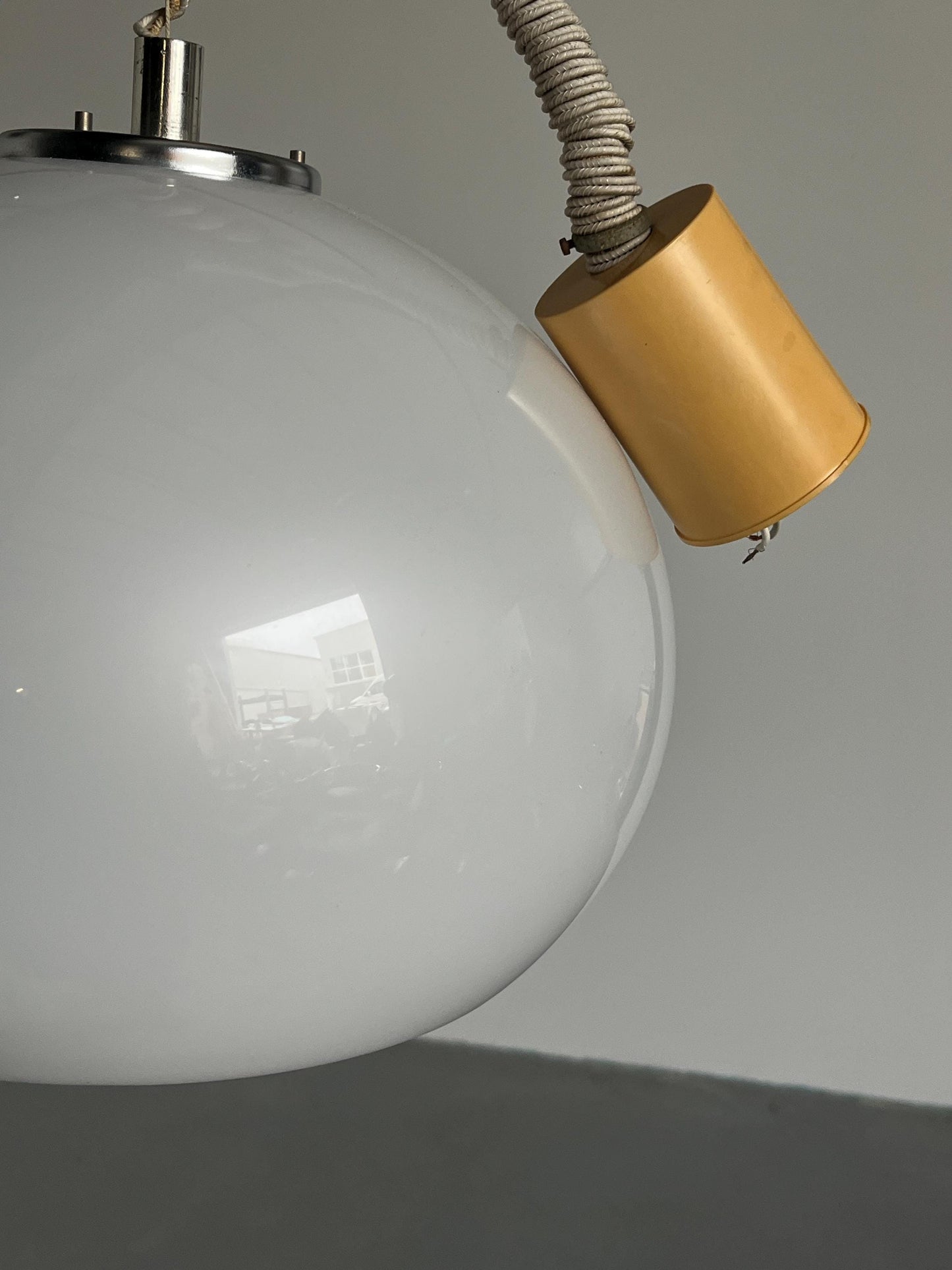 Vintage Pendelleuchte 'Burgos' von Harvey Guzzini für Meblo, weiß, Space Age