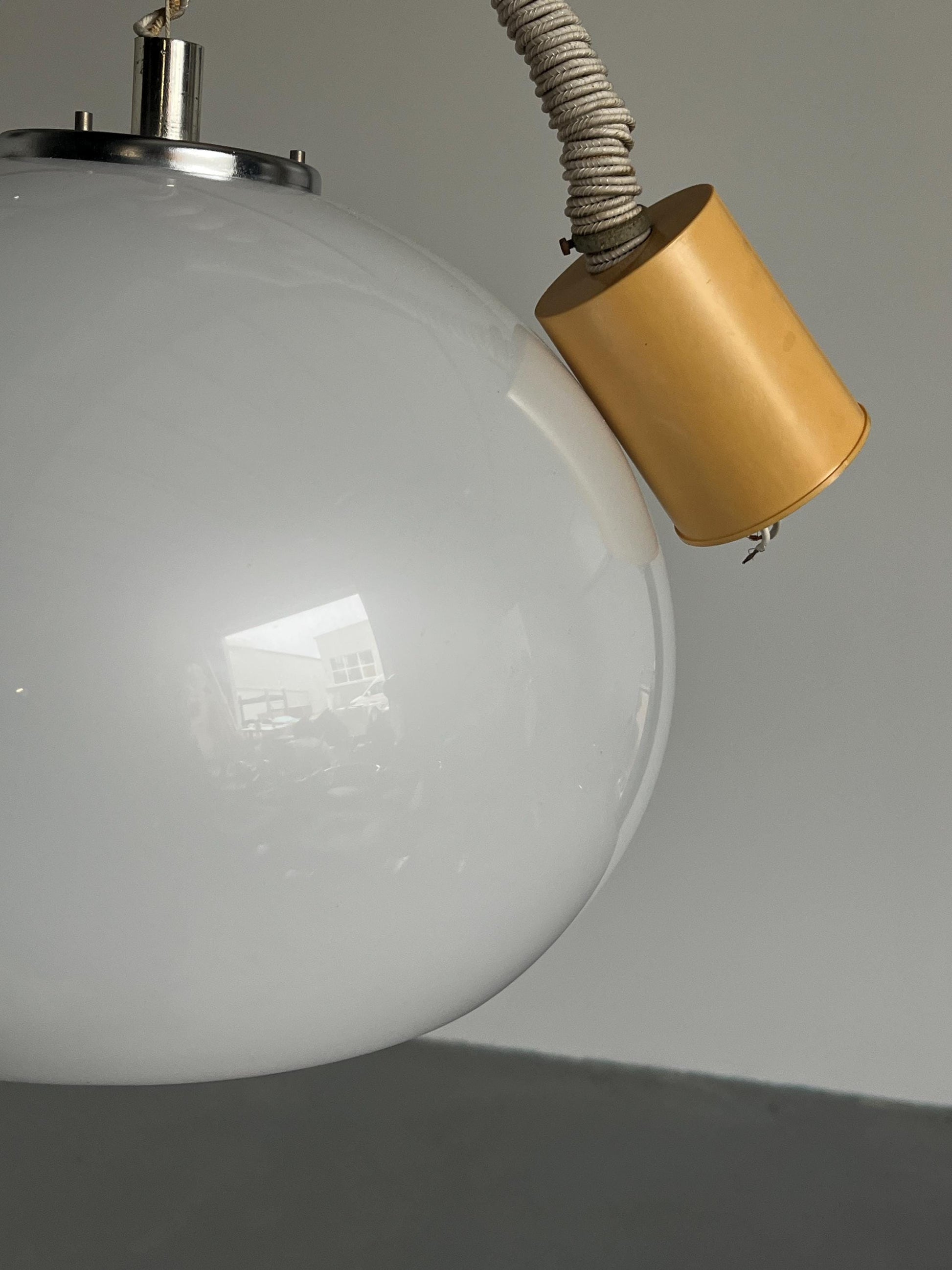 Vintage Pendelleuchte 'Burgos' von Harvey Guzzini für Meblo, weiß, Space Age