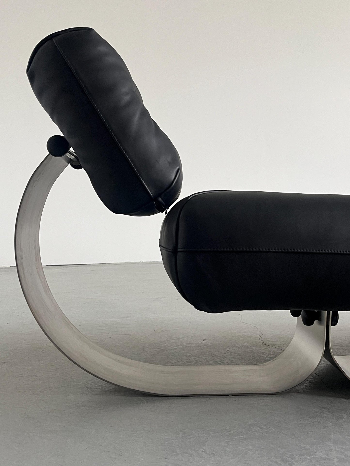 Vintage Lounge Chair Alta von Oscar Niemeyer für Mobilier International, Schwarz Leder