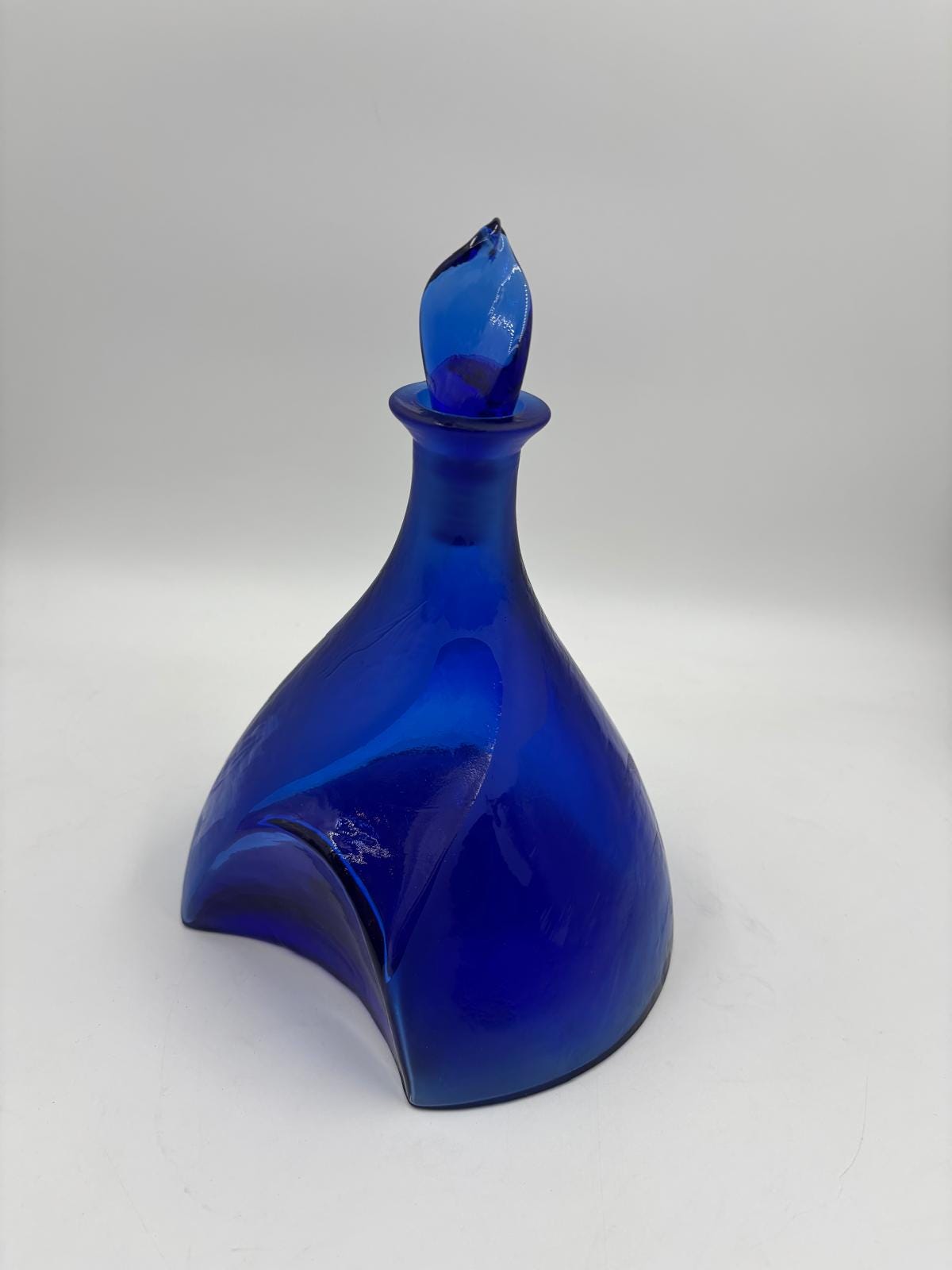 Vintage Glasflasche Kobaltblau mit Stopfen dreieckiger Boden