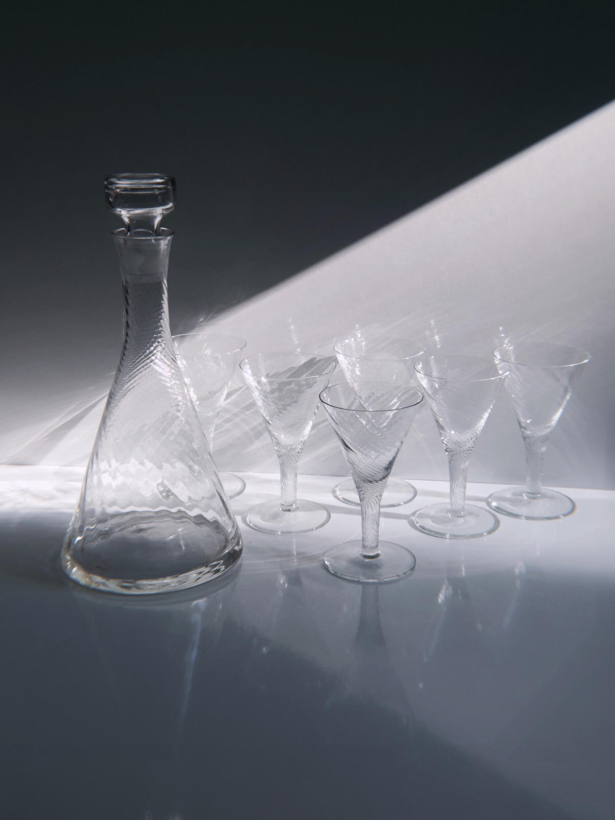 Vintage Dekanter Set von 7 mundgeblasen Swirl Glas