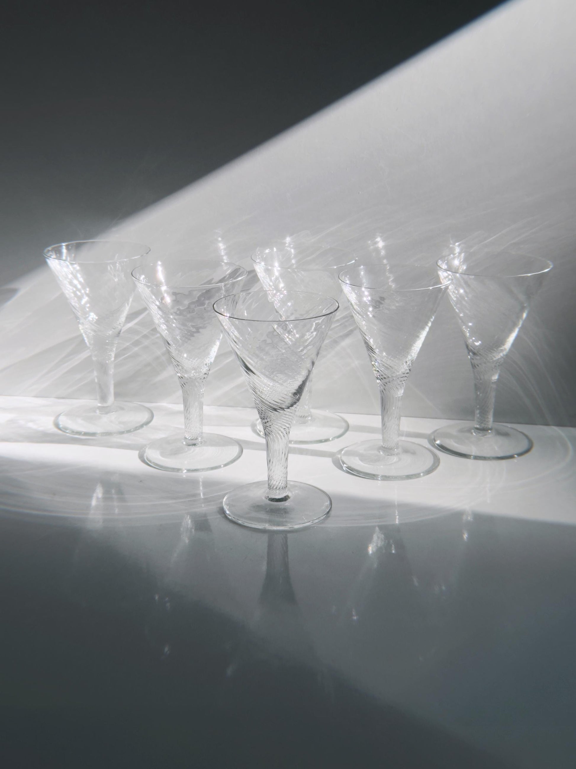 Vintage Dekanter Set von 7 mundgeblasen Swirl Glas