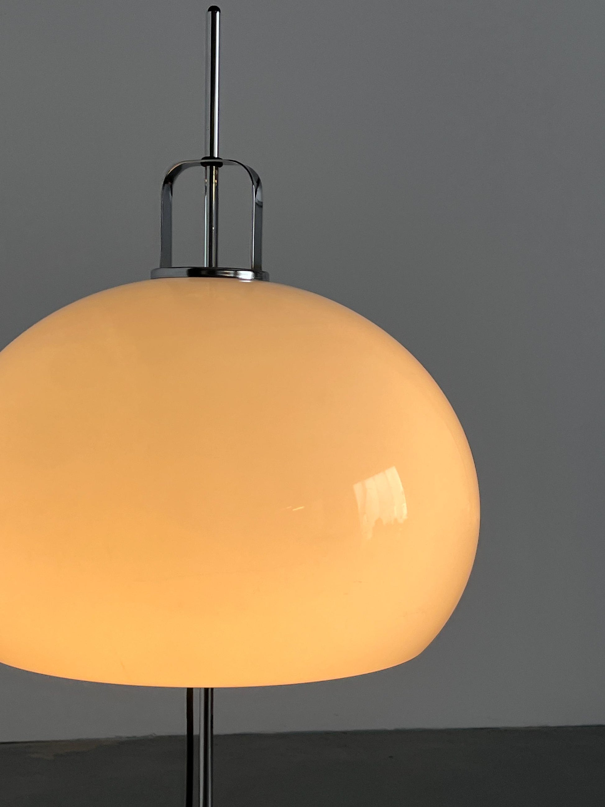 Vintage Lucerna Stehlampe von Harvey Guzzini in Weiß und Chrom, 1970er Jahre