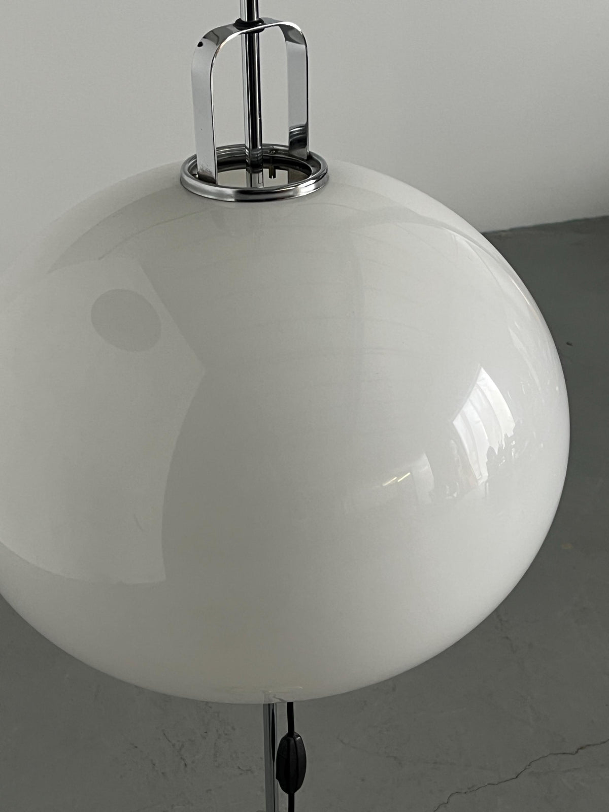 Vintage Lucerna Stehlampe von Harvey Guzzini in Weiß und Chrom, 1970er Jahre