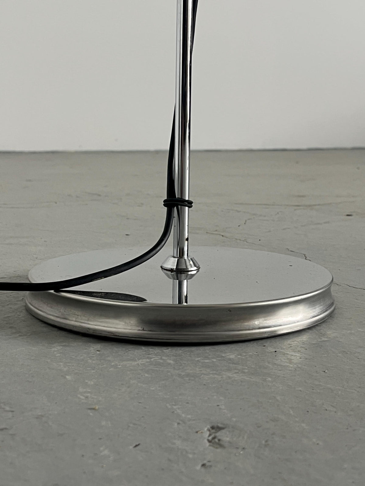 Vintage Lucerna Stehlampe von Harvey Guzzini in Weiß und Chrom, 1970er Jahre