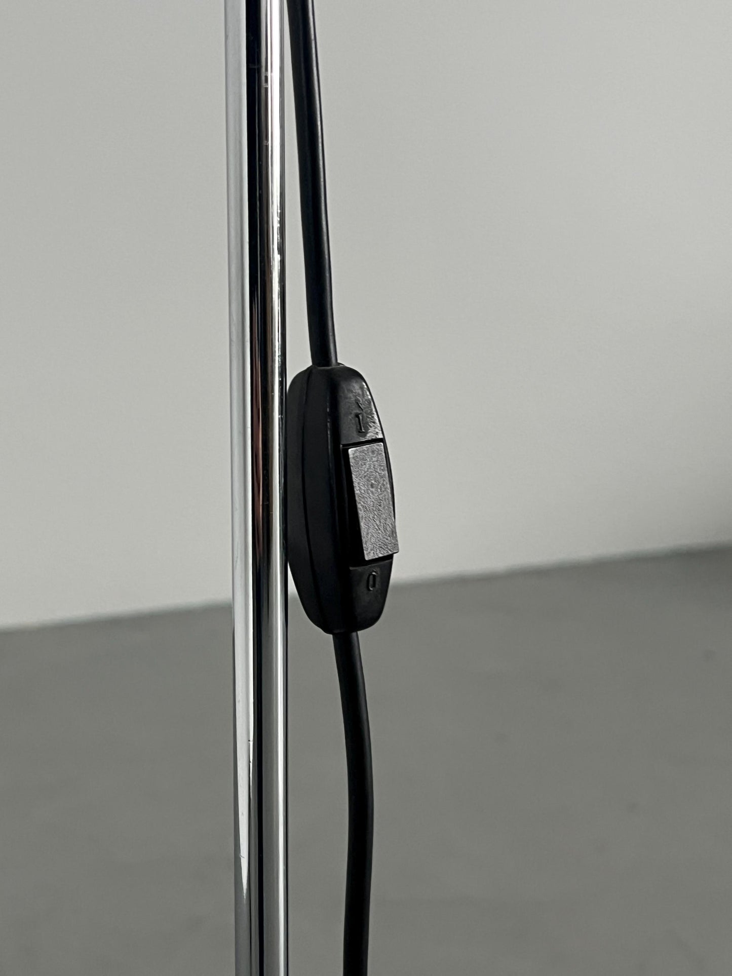 Vintage Lucerna Stehlampe von Harvey Guzzini in Weiß und Chrom, 1970er Jahre