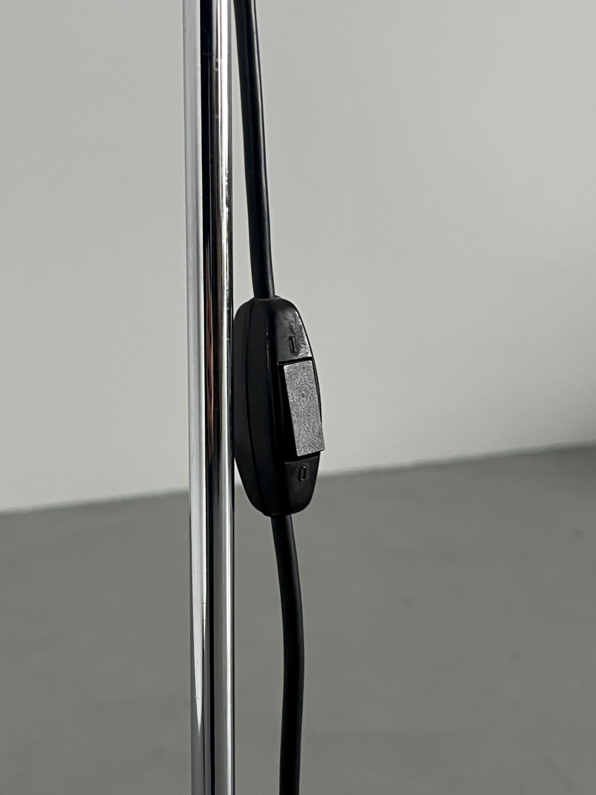 Vintage Lucerna Stehlampe von Harvey Guzzini in Weiß und Chrom, 1970er Jahre