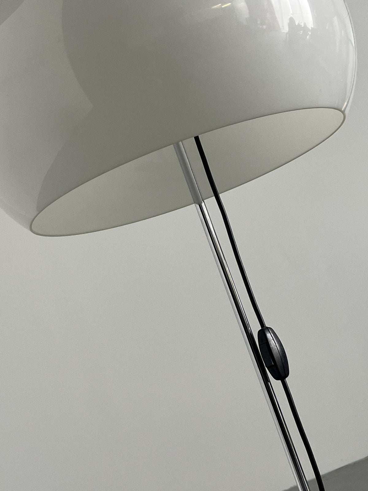 Vintage Lucerna Stehlampe von Harvey Guzzini in Weiß und Chrom, 1970er Jahre
