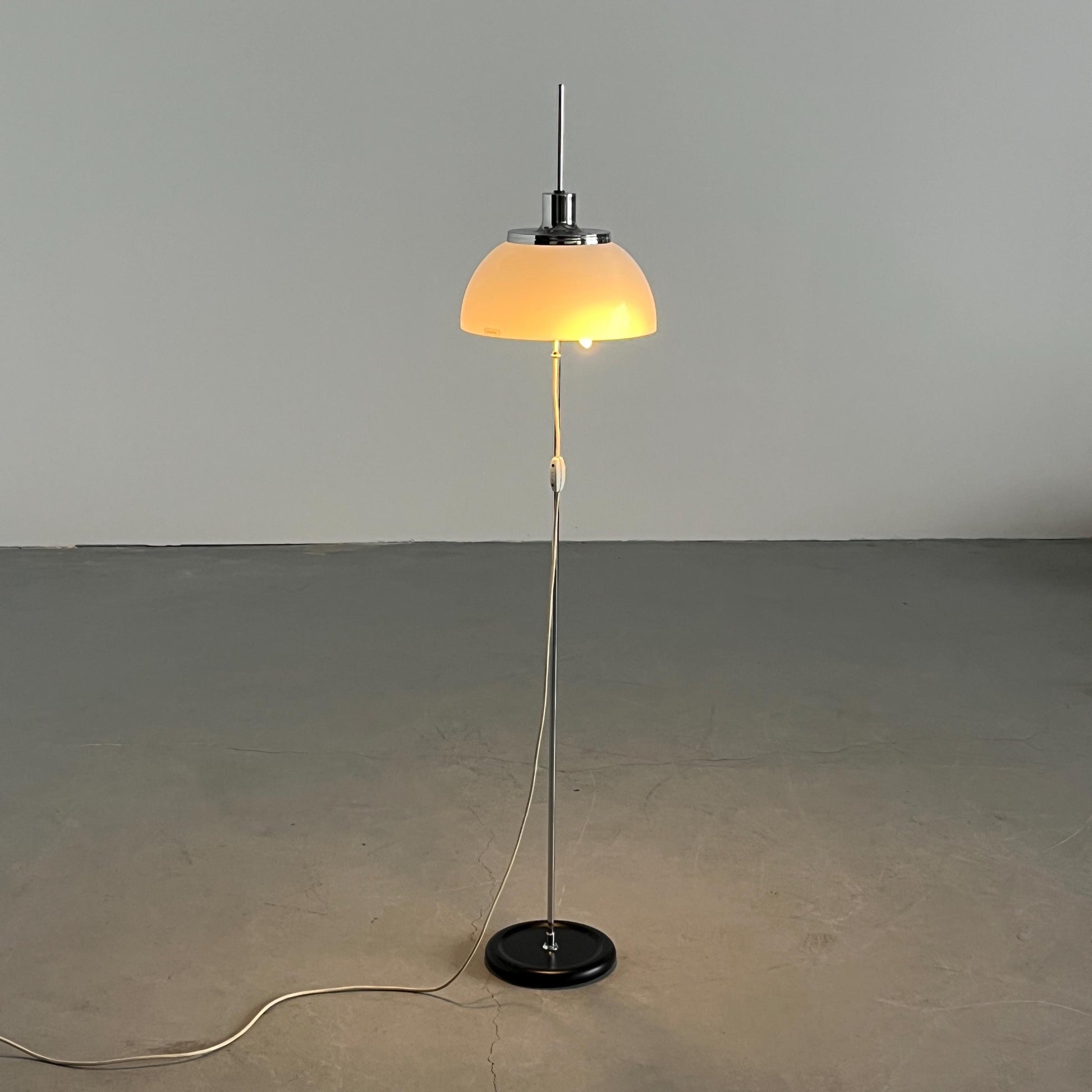 Vintage Faro Stehlampe von Luigi Massoni für Guzzini in Weiß Kunststoff, 1971