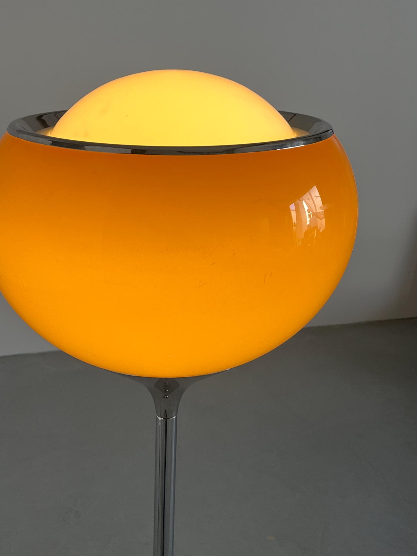 Vintage Big Bud Stehlampe von Harvey Guzzini Braun Kunststoff Chromstahl 1968 Italien