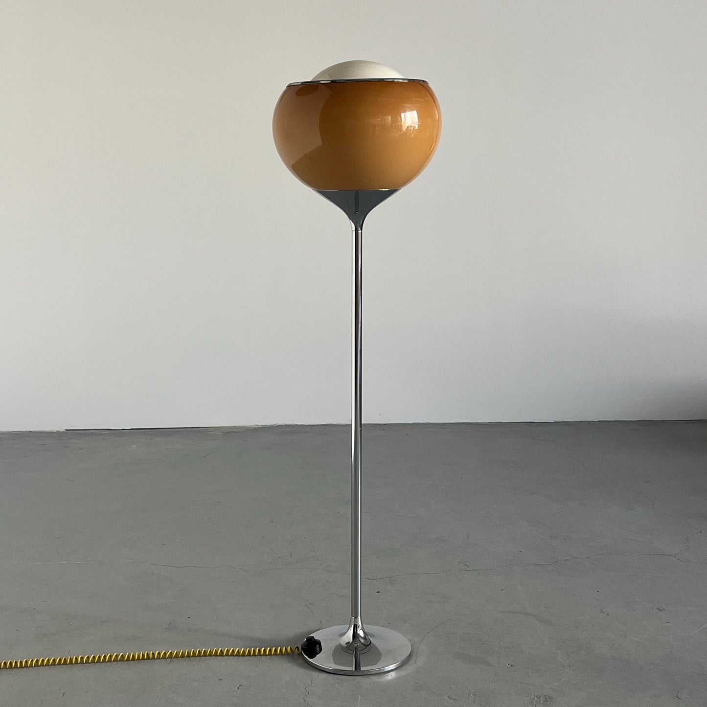 Vintage Big Bud Stehlampe von Harvey Guzzini Braun Kunststoff Chromstahl 1968 Italien