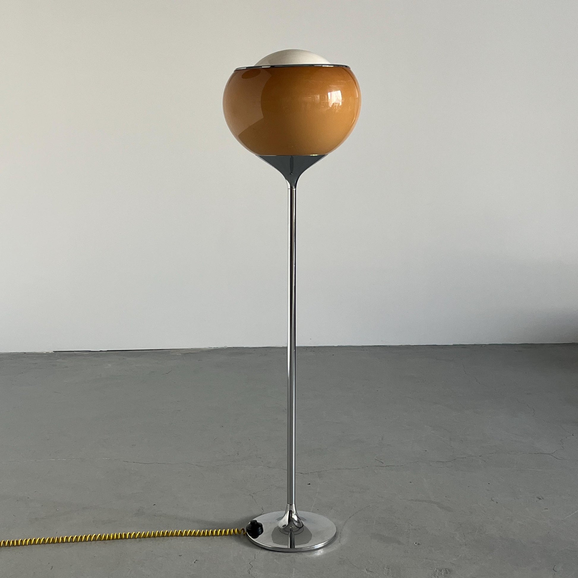 Vintage Big Bud Stehlampe von Harvey Guzzini Braun Kunststoff Chromstahl 1968 Italien