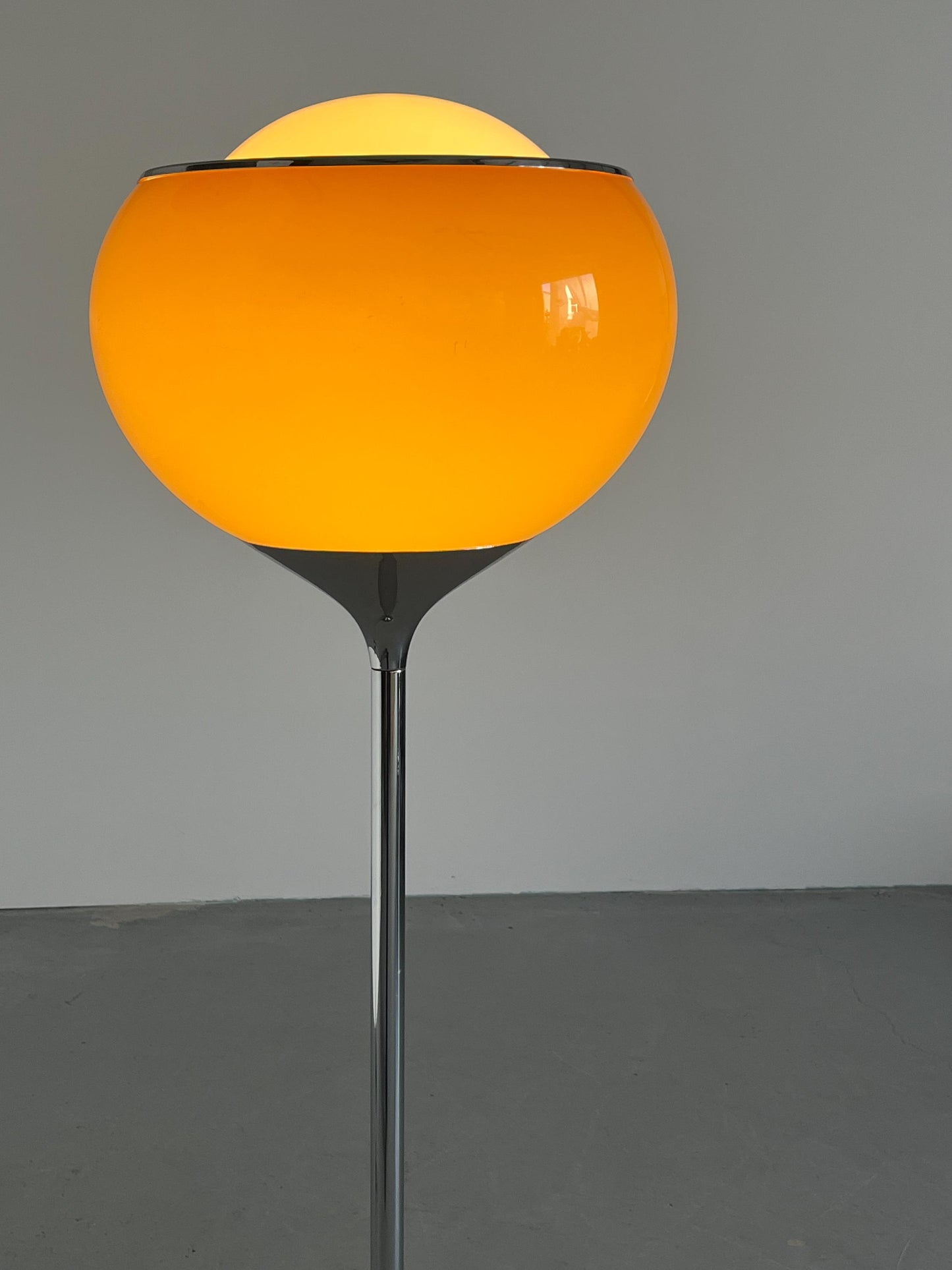 Vintage Big Bud Stehlampe von Harvey Guzzini Braun Kunststoff Chromstahl 1968 Italien