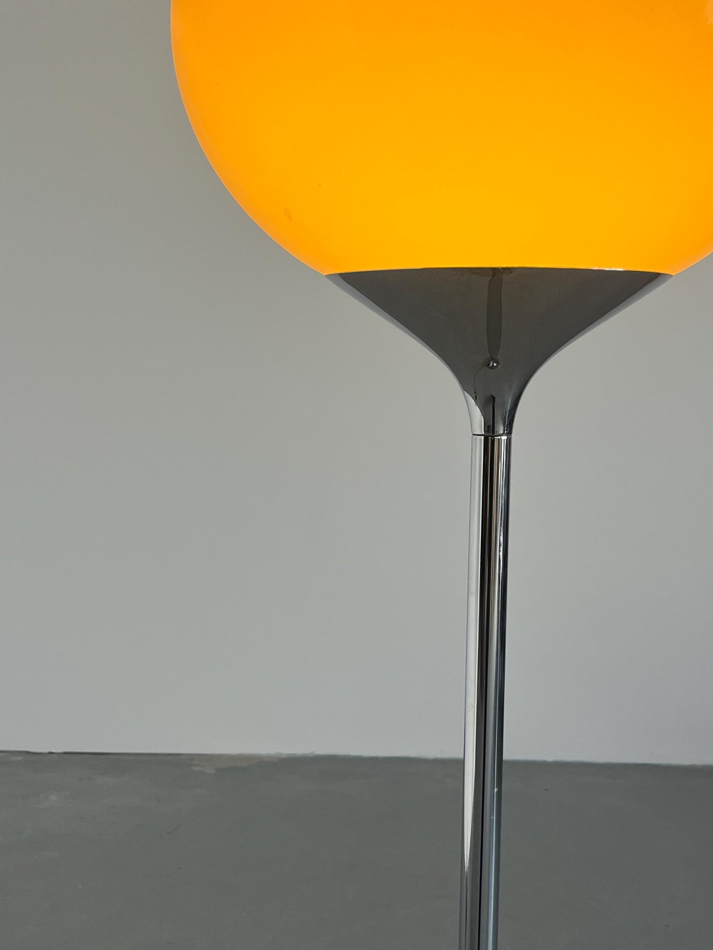 Vintage Big Bud Stehlampe von Harvey Guzzini Braun Kunststoff Chromstahl 1968 Italien