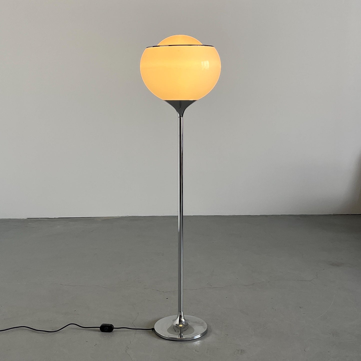 Vintage Big Bud Space Age Stehlampe von Harvey Guzzini Weiß Chrom 1968