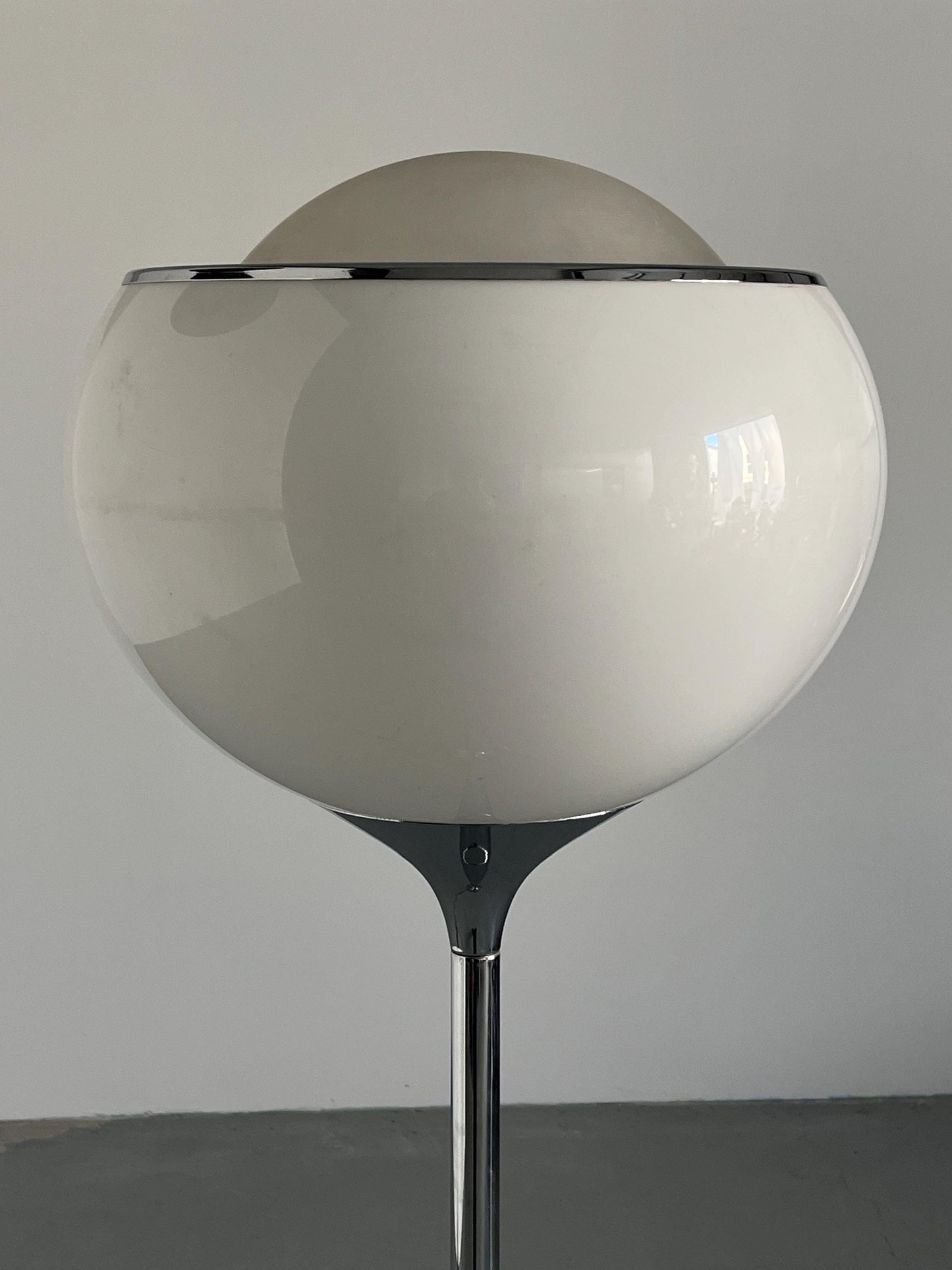 Vintage Big Bud Space Age Stehlampe von Harvey Guzzini Weiß Chrom 1968