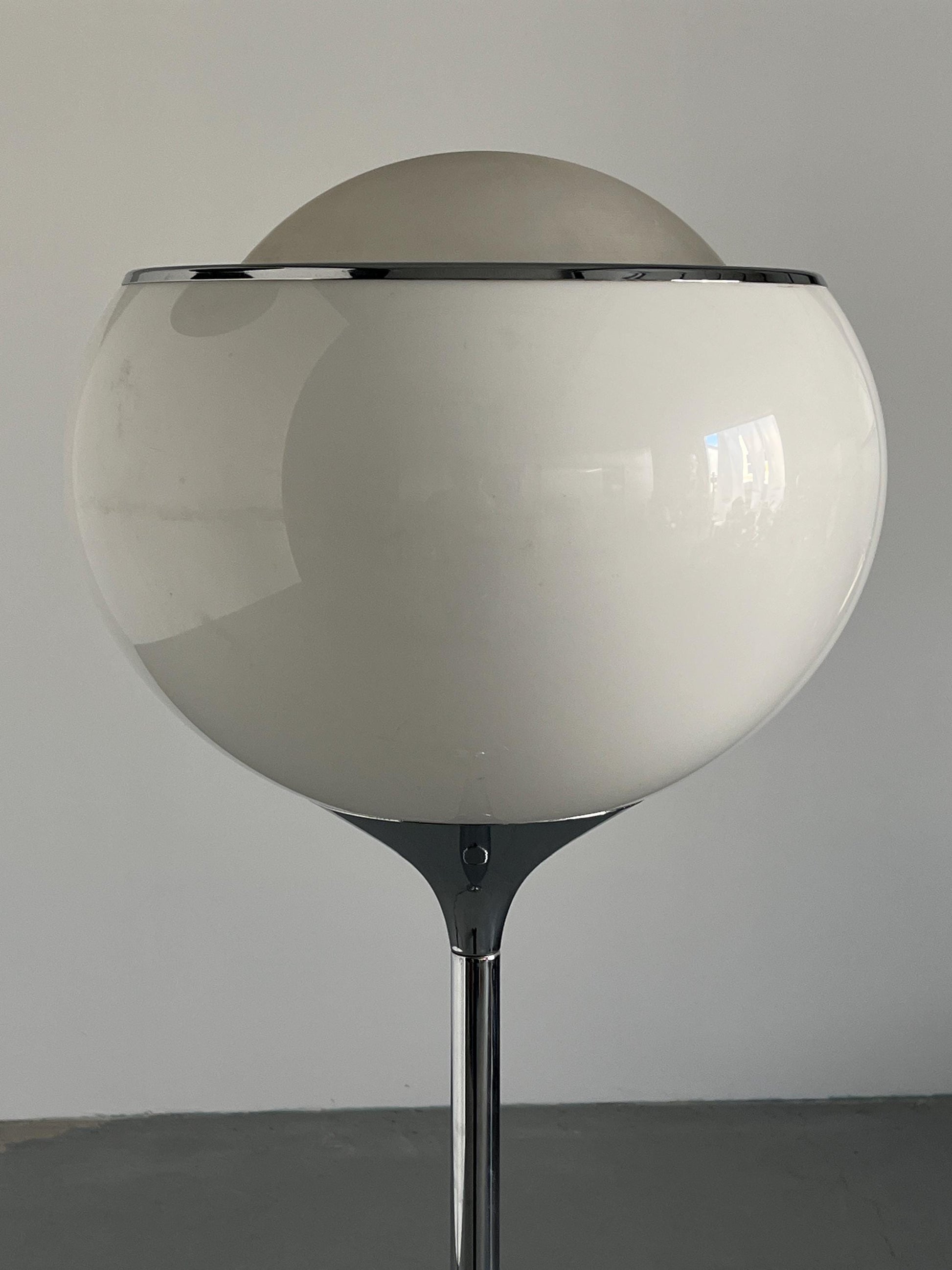 Vintage Big Bud Space Age Stehlampe von Harvey Guzzini Weiß Chrom 1968