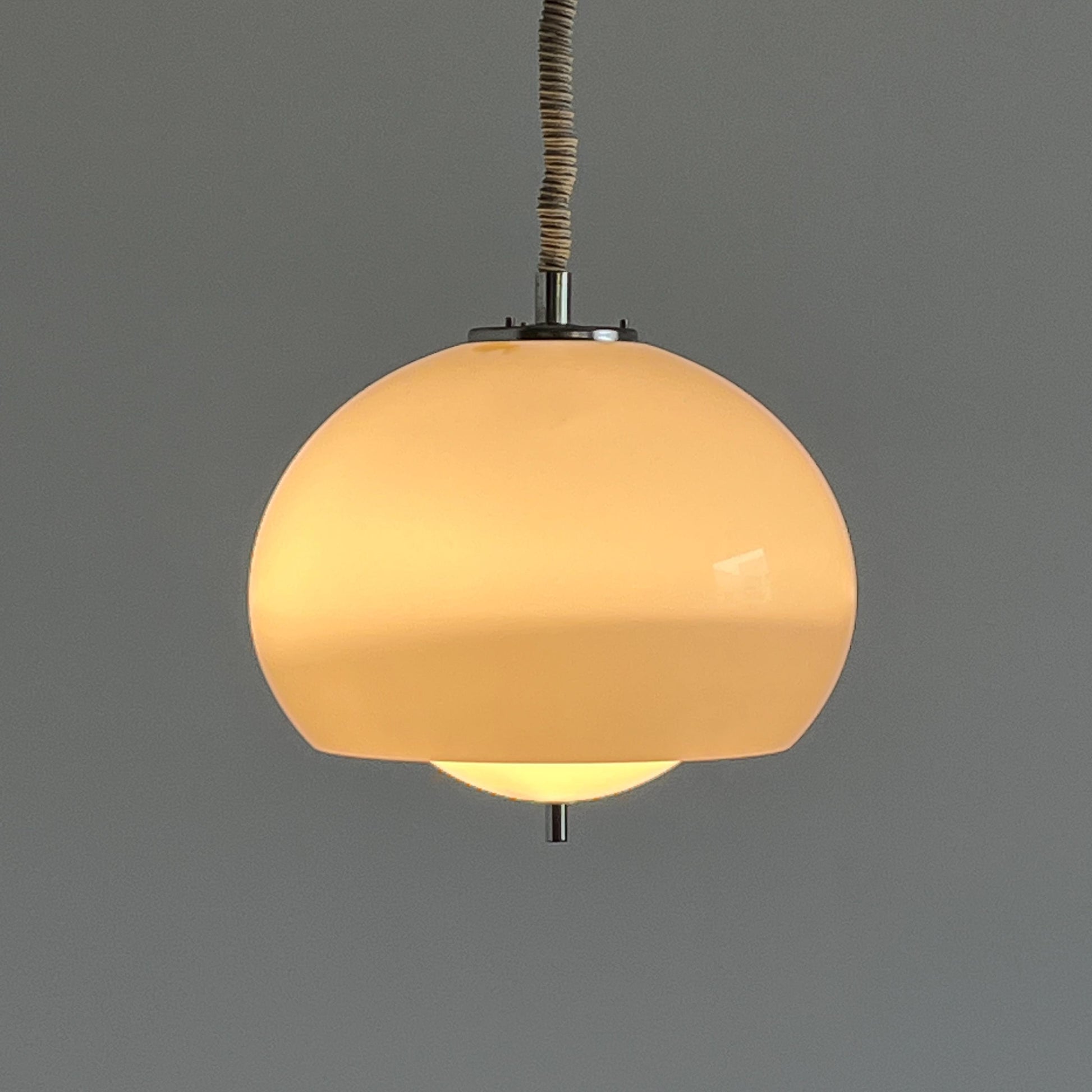 Vintage Pendelleuchte 'Burgos' von Harvey Guzzini für Meblo, weiß, Space Age