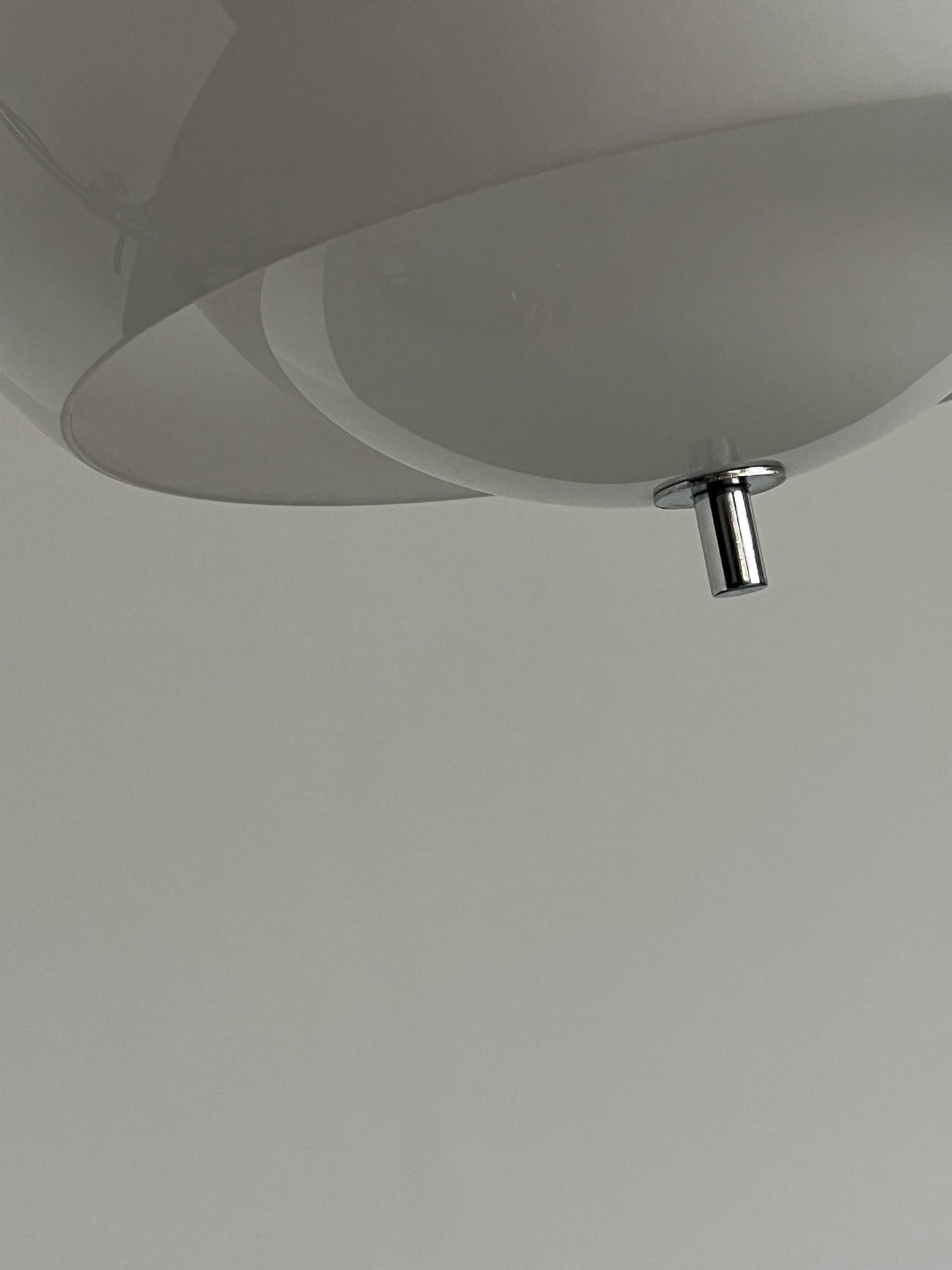 Vintage Pendelleuchte 'Burgos' von Harvey Guzzini für Meblo, weiß, Space Age