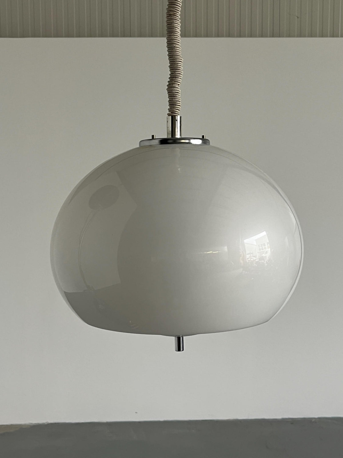 Vintage Pendelleuchte 'Burgos' von Harvey Guzzini für Meblo, weiß, Space Age