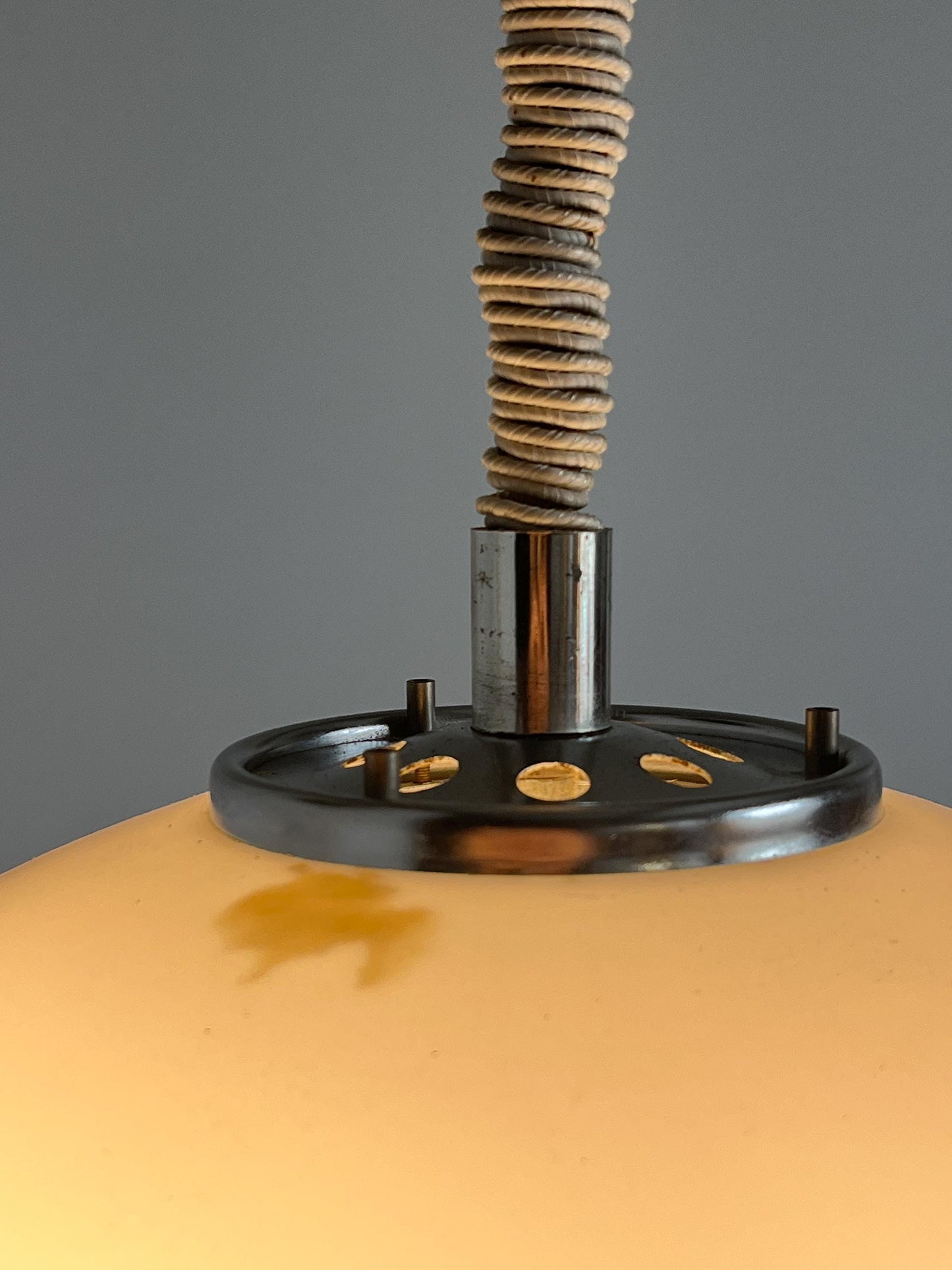 Vintage Pendelleuchte 'Burgos' von Harvey Guzzini für Meblo, weiß, Space Age