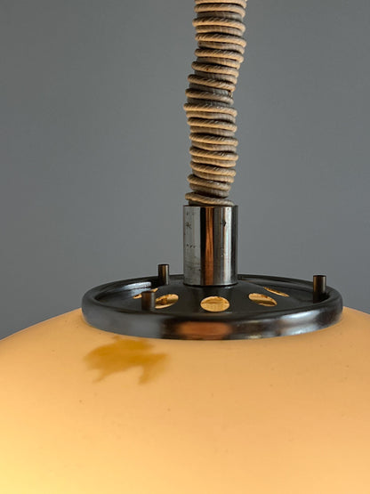 Vintage Pendelleuchte 'Burgos' von Harvey Guzzini für Meblo, weiß, Space Age