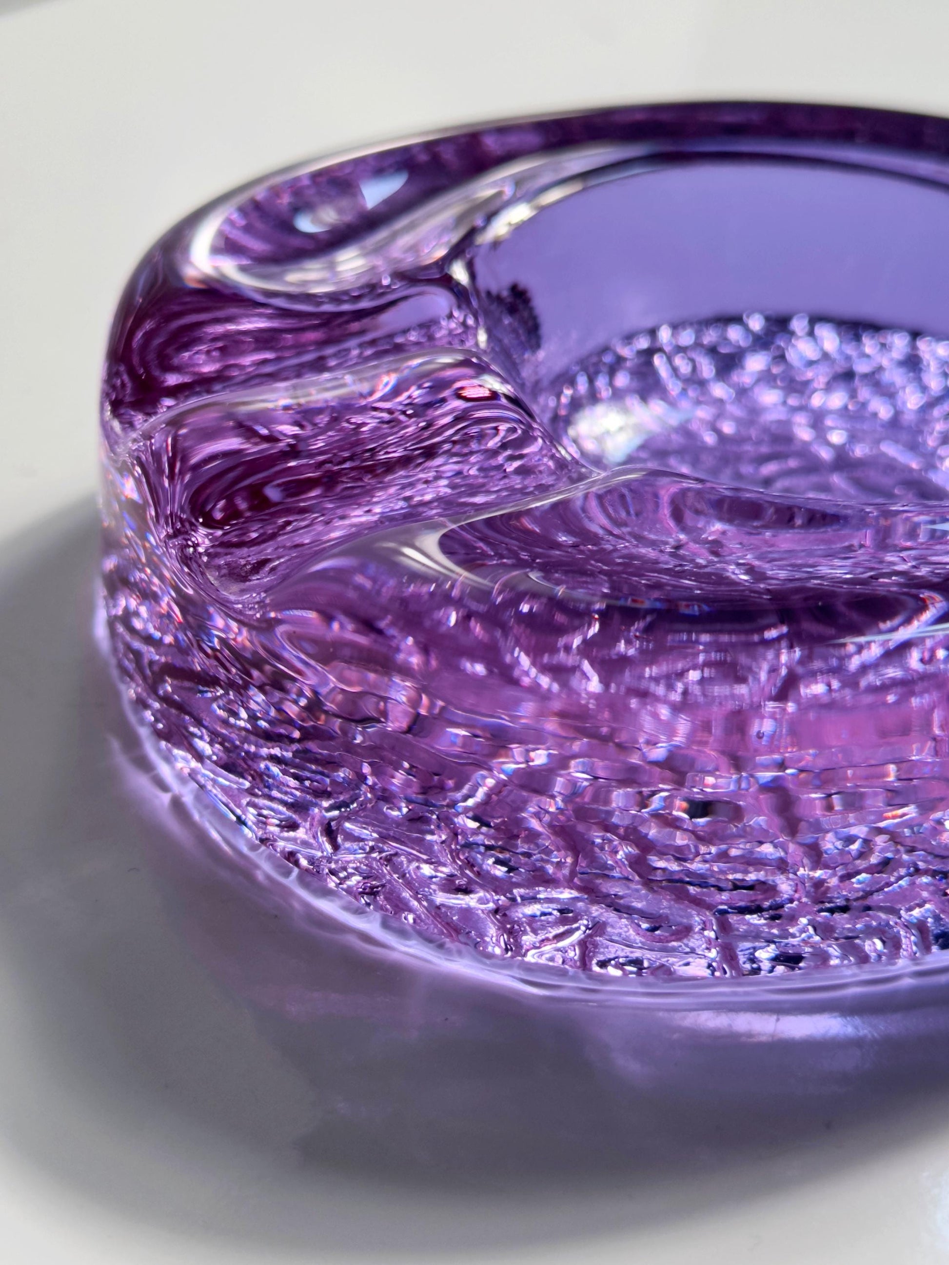 Vintage Aschenbecher Alexandrit Neodym Glas von Zelezny Brod ZBS fliederfarben