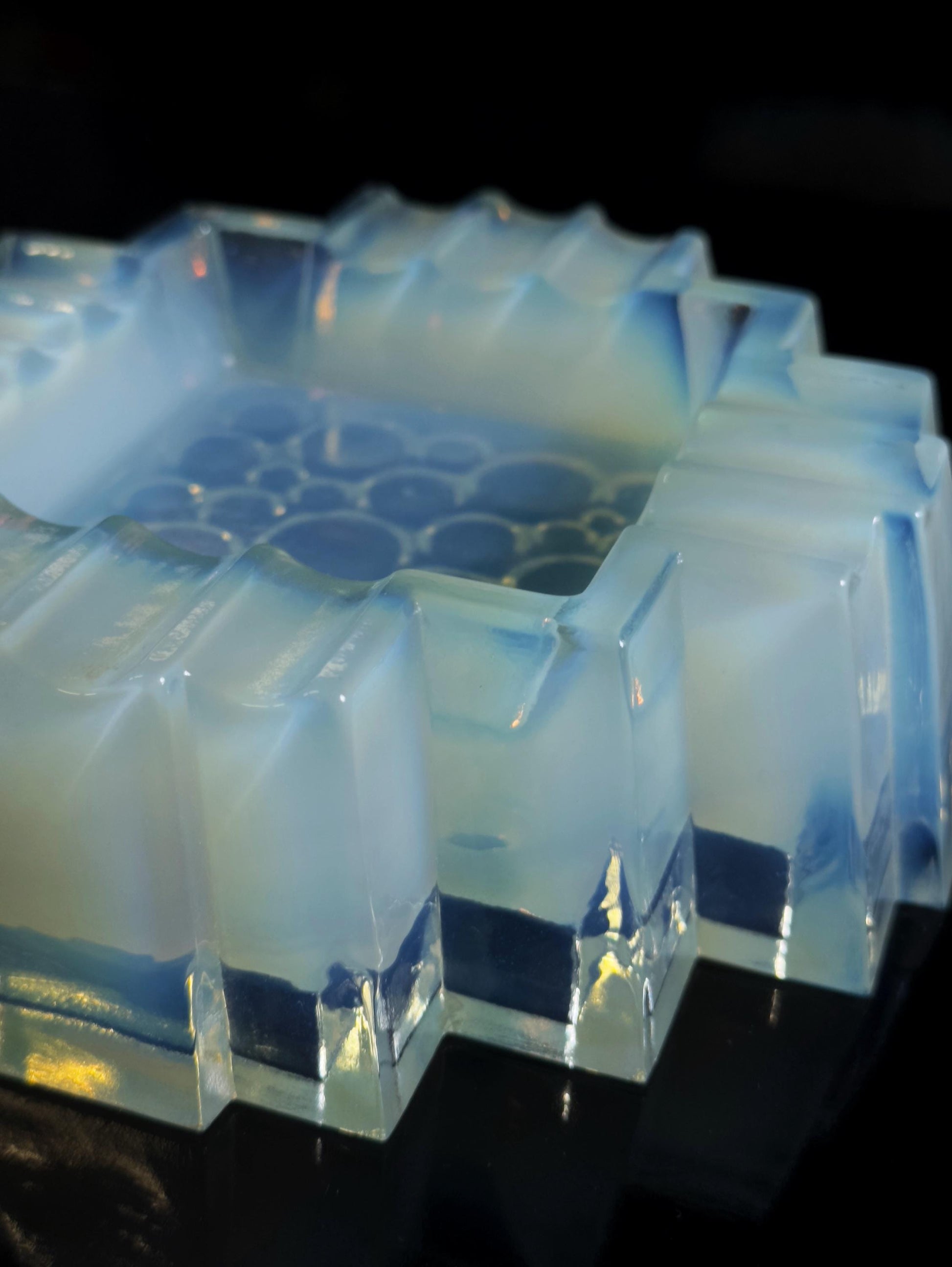 Vintage Aschenbecher Les Pastilles von Philippe Decelle für Sabino Paris, Opaline Glas, 1930er