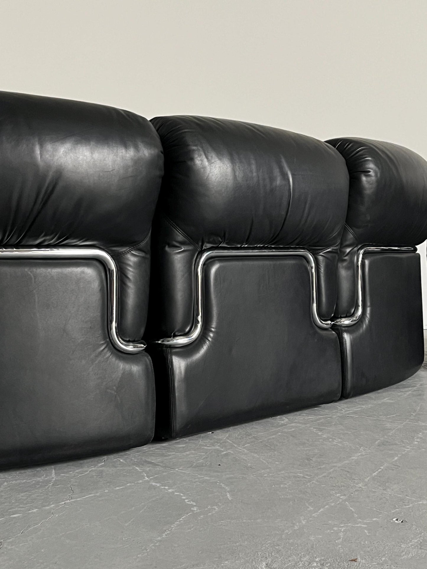 Vintage Sofa Set von 5 Modulen, italienisch, schwarz, 1970er, gebogener Chromrahmen