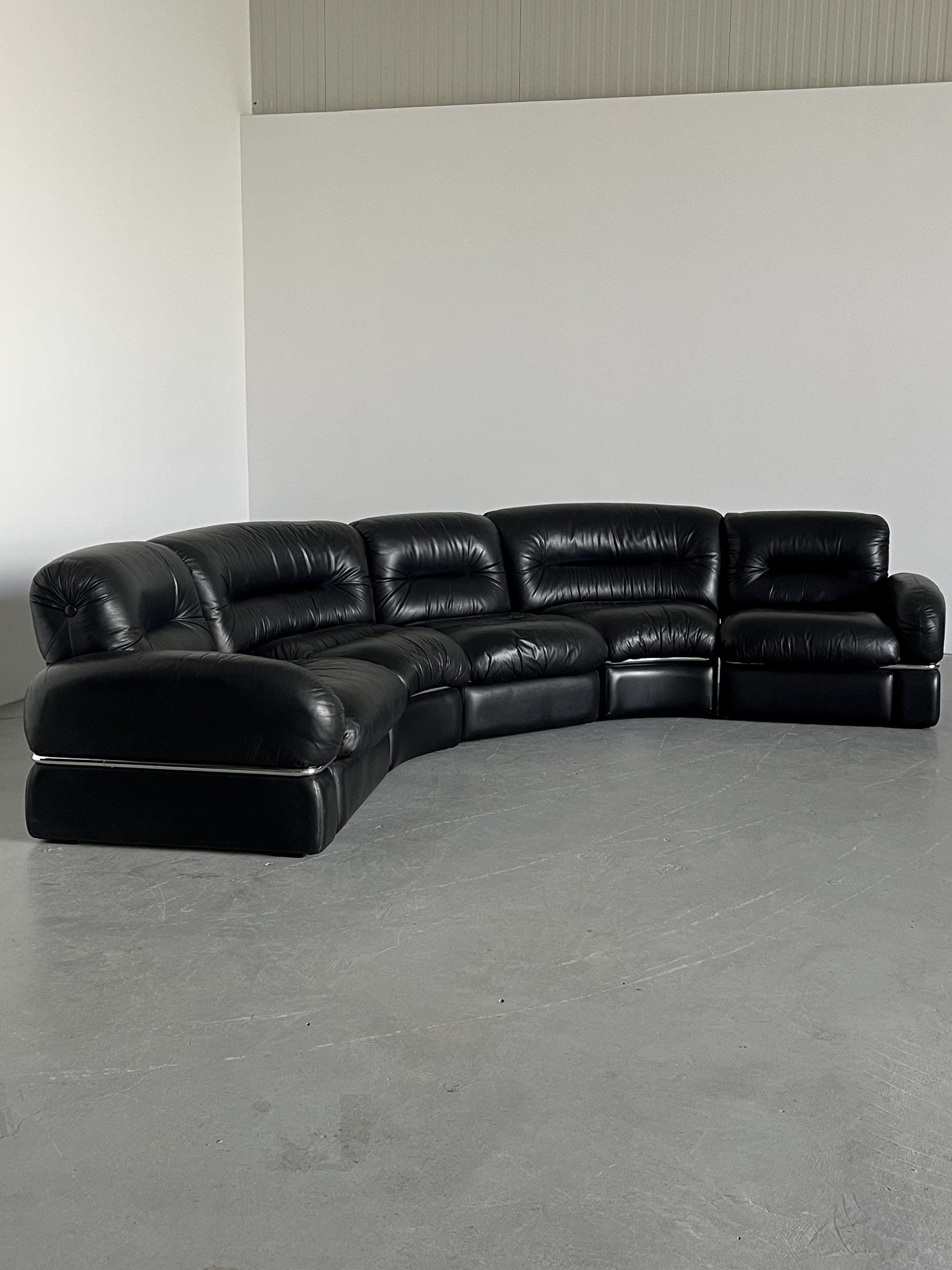 Vintage Sofa Set von 5 Modulen, italienisch, schwarz, 1970er, gebogener Chromrahmen