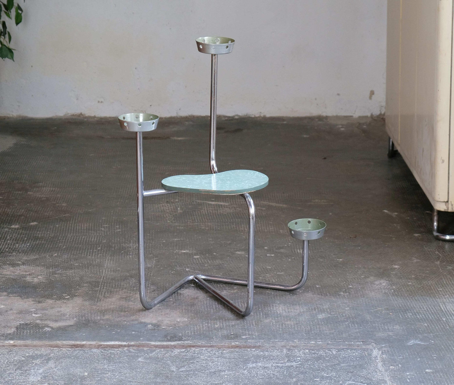 Vintage Blumenregal Bauhaus Chromstahlrohr mit Schalen und Holzbrett