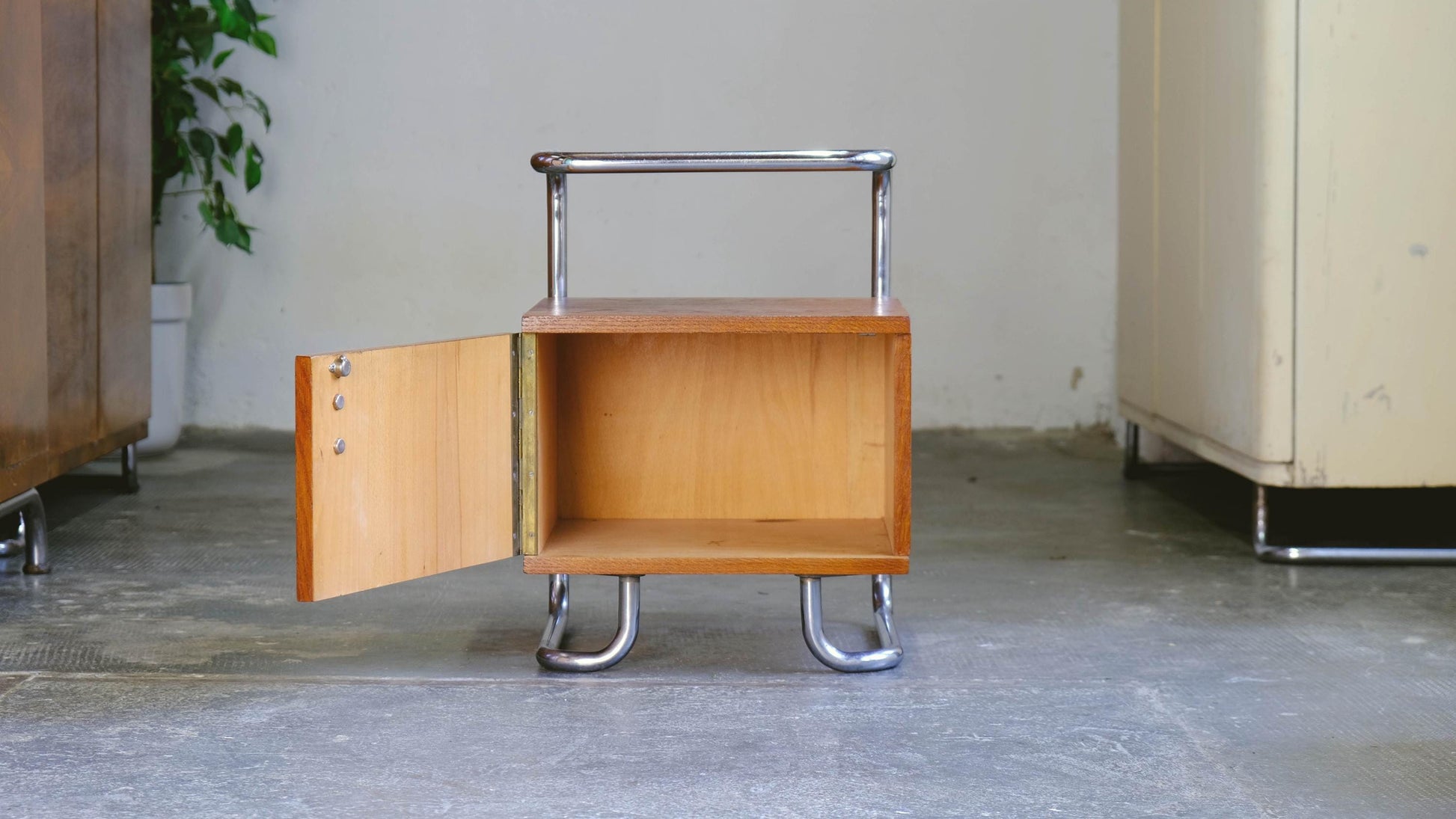 Vintage Nachttisch Bauhaus honigbraun restauriert﻿