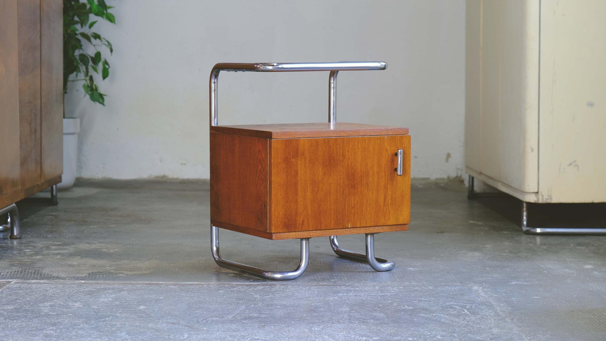 Vintage Nachttisch Bauhaus in honigbraun