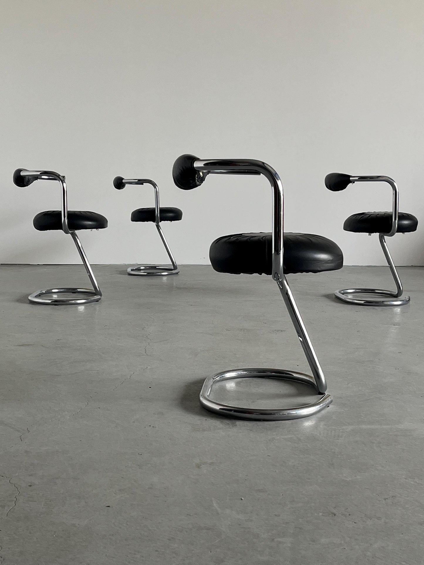 Vintage Stuhl Cobra von Giotto Stoppino für Bernini, Set von 4, schwarz, Chromgestell