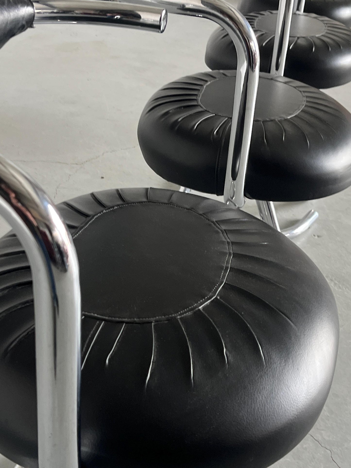 Vintage Stuhl Cobra von Giotto Stoppino für Bernini, Set von 4, schwarz, Chromgestell