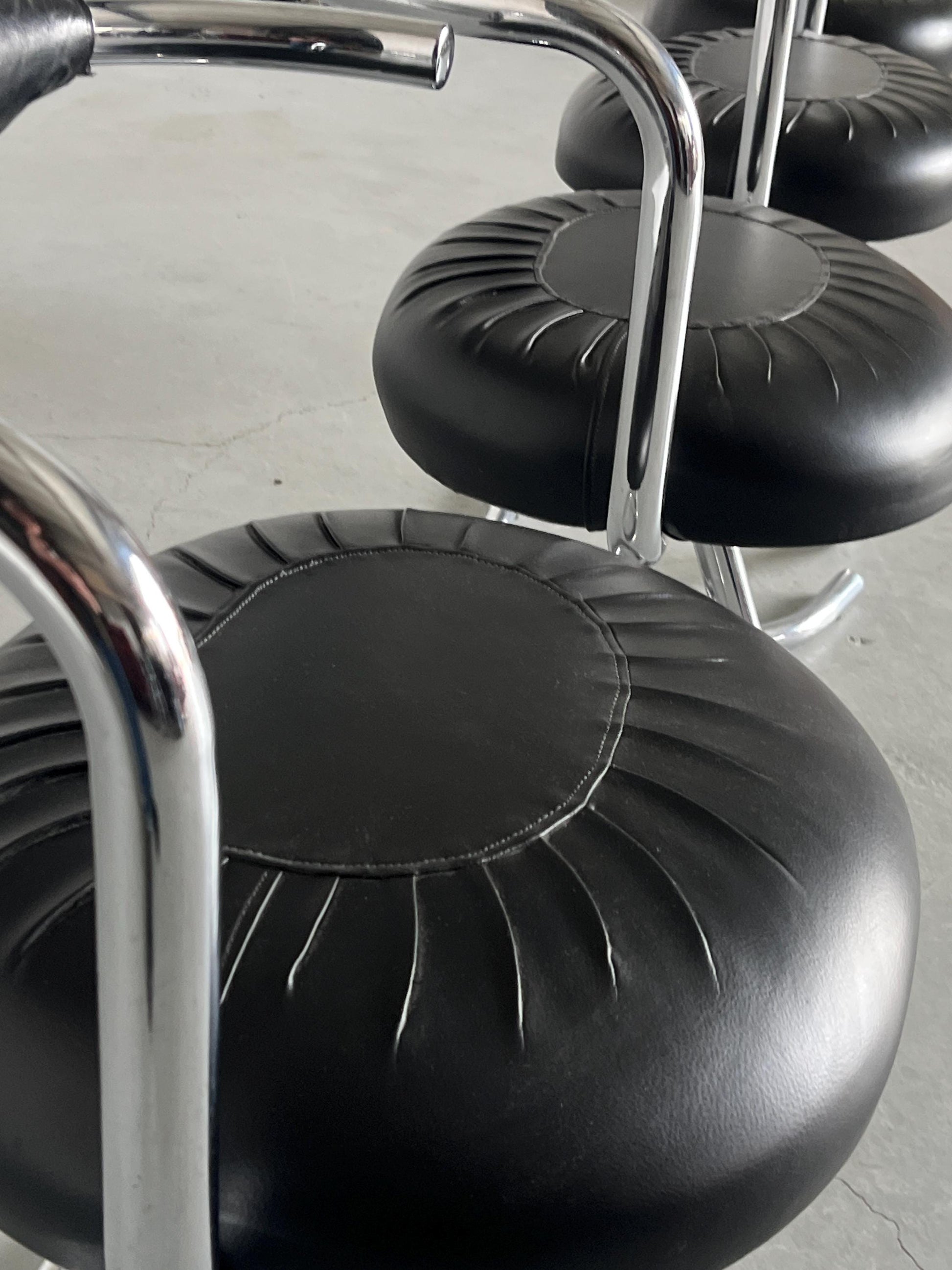 Vintage Stuhl Cobra von Giotto Stoppino für Bernini, Set von 4, schwarz, Chromgestell