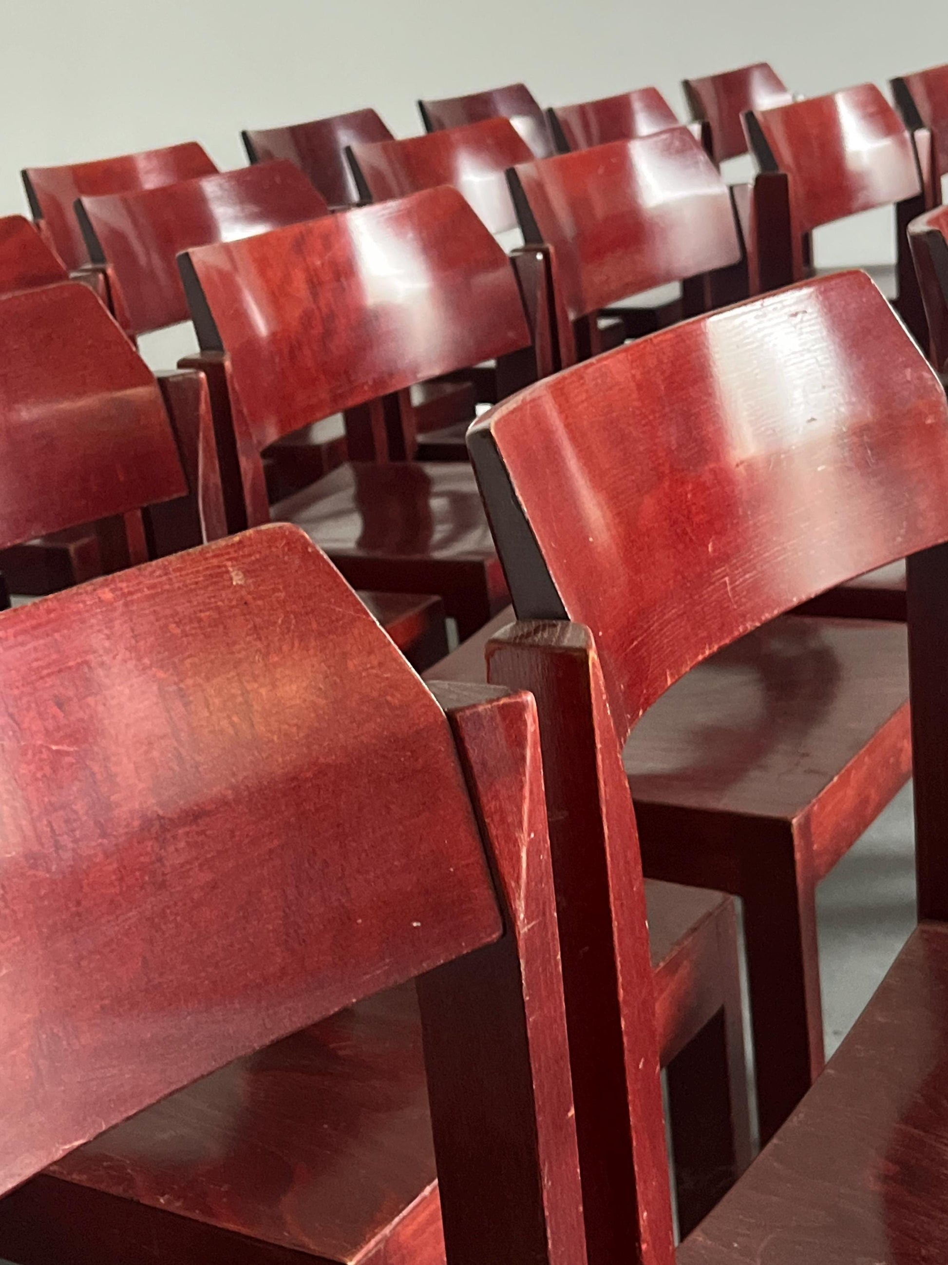 Vintage Stapelstuhl konstruktivistisch bordeaux von unbekannt für unbekannt