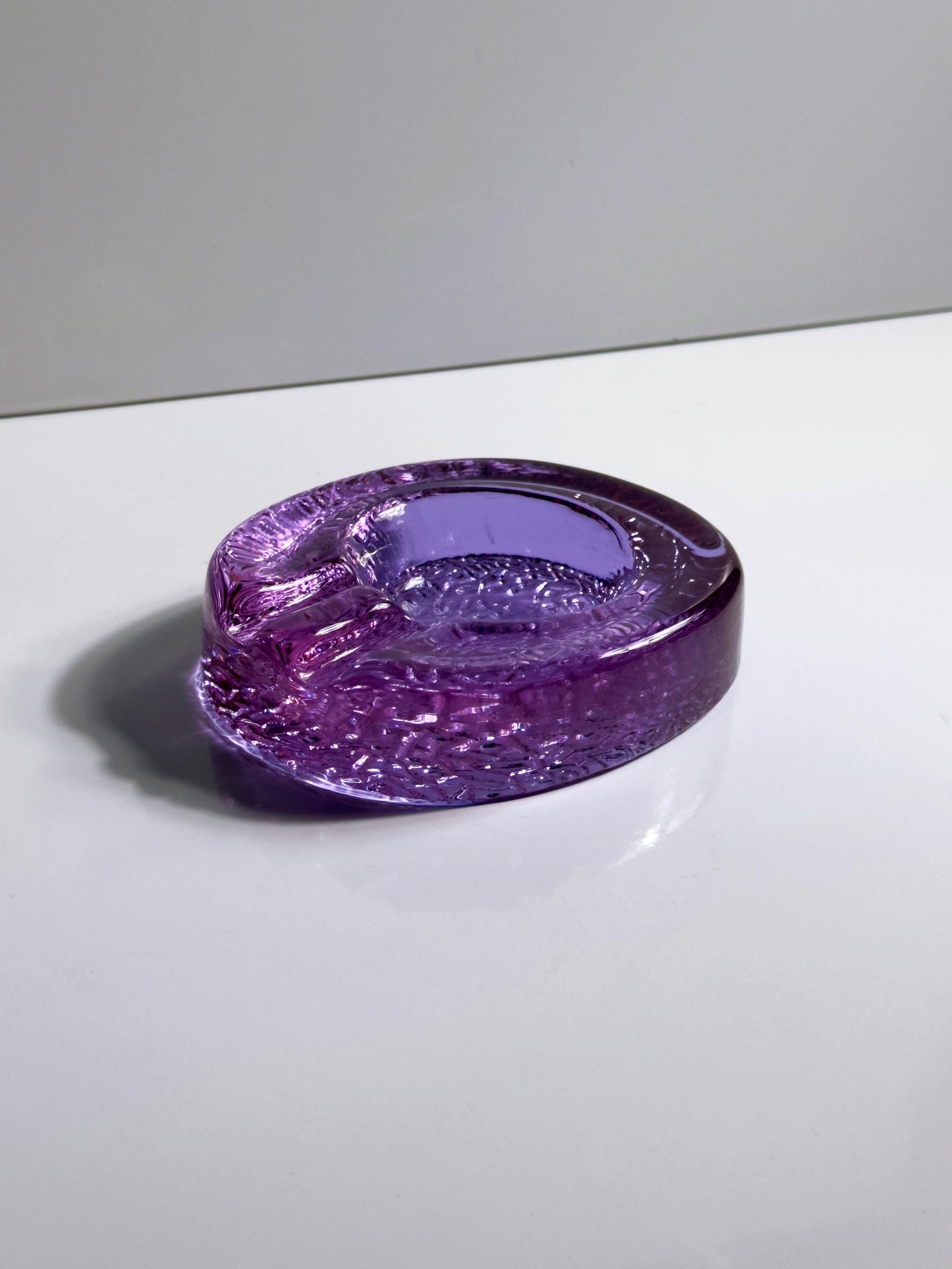 Vintage Aschenbecher Alexandrit Neodym Glas von Zelezny Brod ZBS fliederfarben