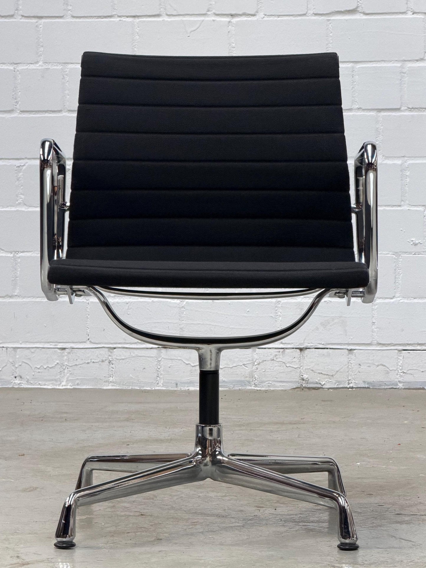 Vintage Schreibtischstuhl EA108 von Charles und Ray Eames für Vitra