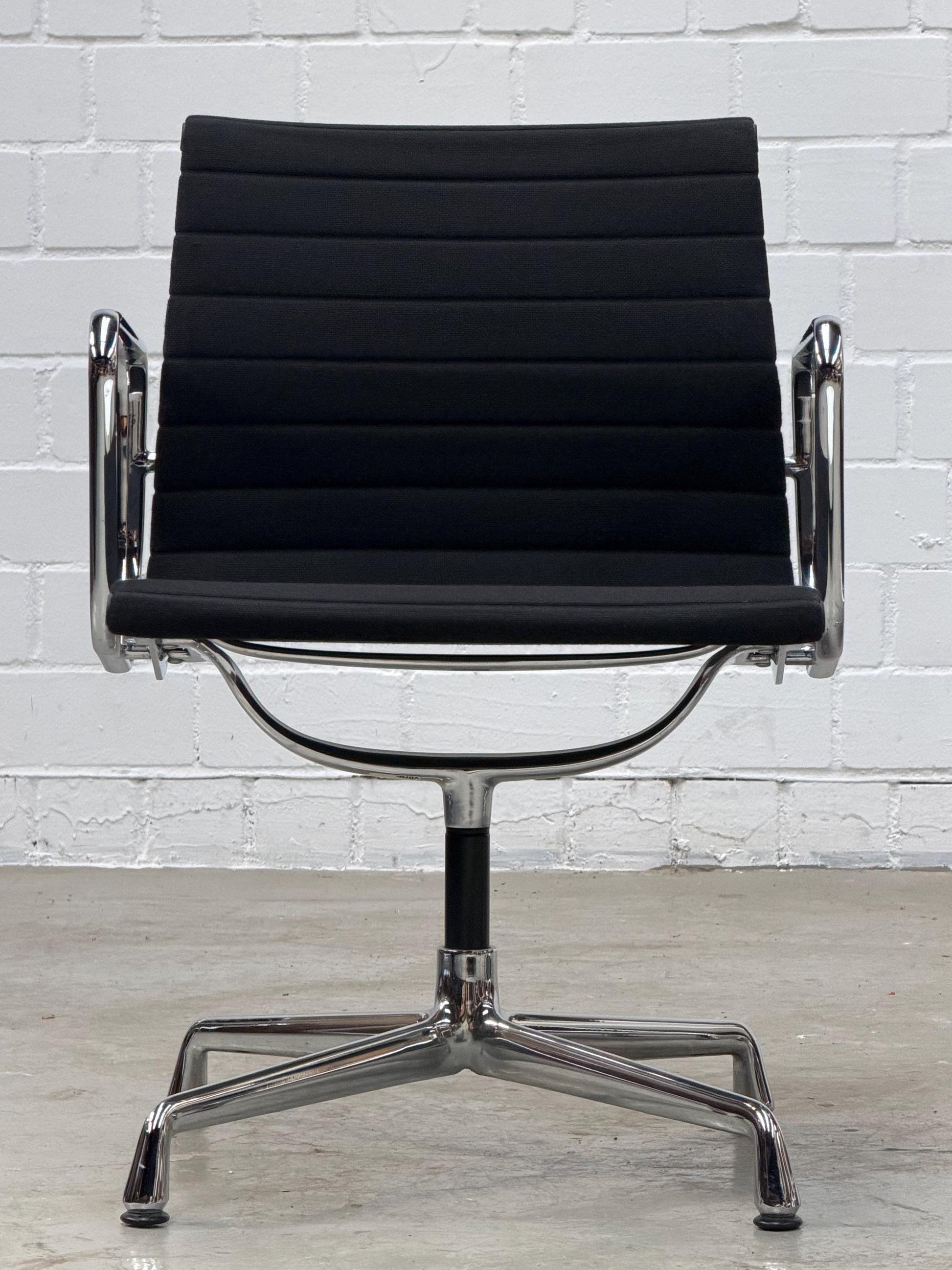 Vintage Schreibtischstuhl EA108 von Charles und Ray Eames für Vitra