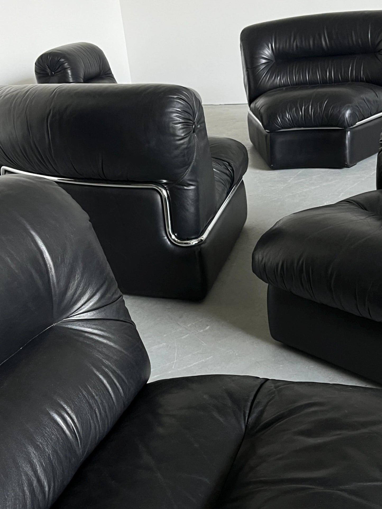 Vintage Sofa Set von 5 Modulen, italienisch, schwarz, 1970er, gebogener Chromrahmen