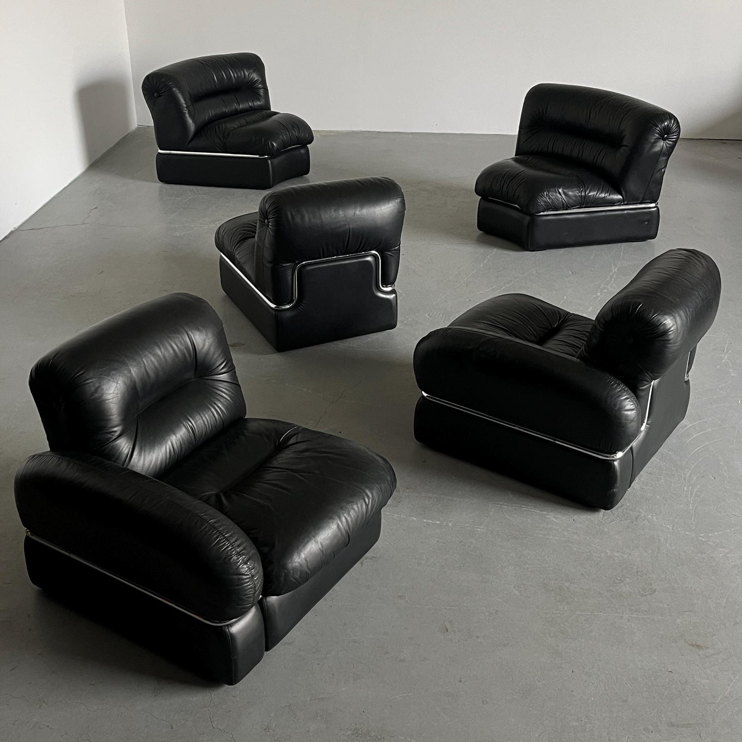 Vintage Sofa Set von 5 Modulen, italienisch, schwarz, 1970er, gebogener Chromrahmen