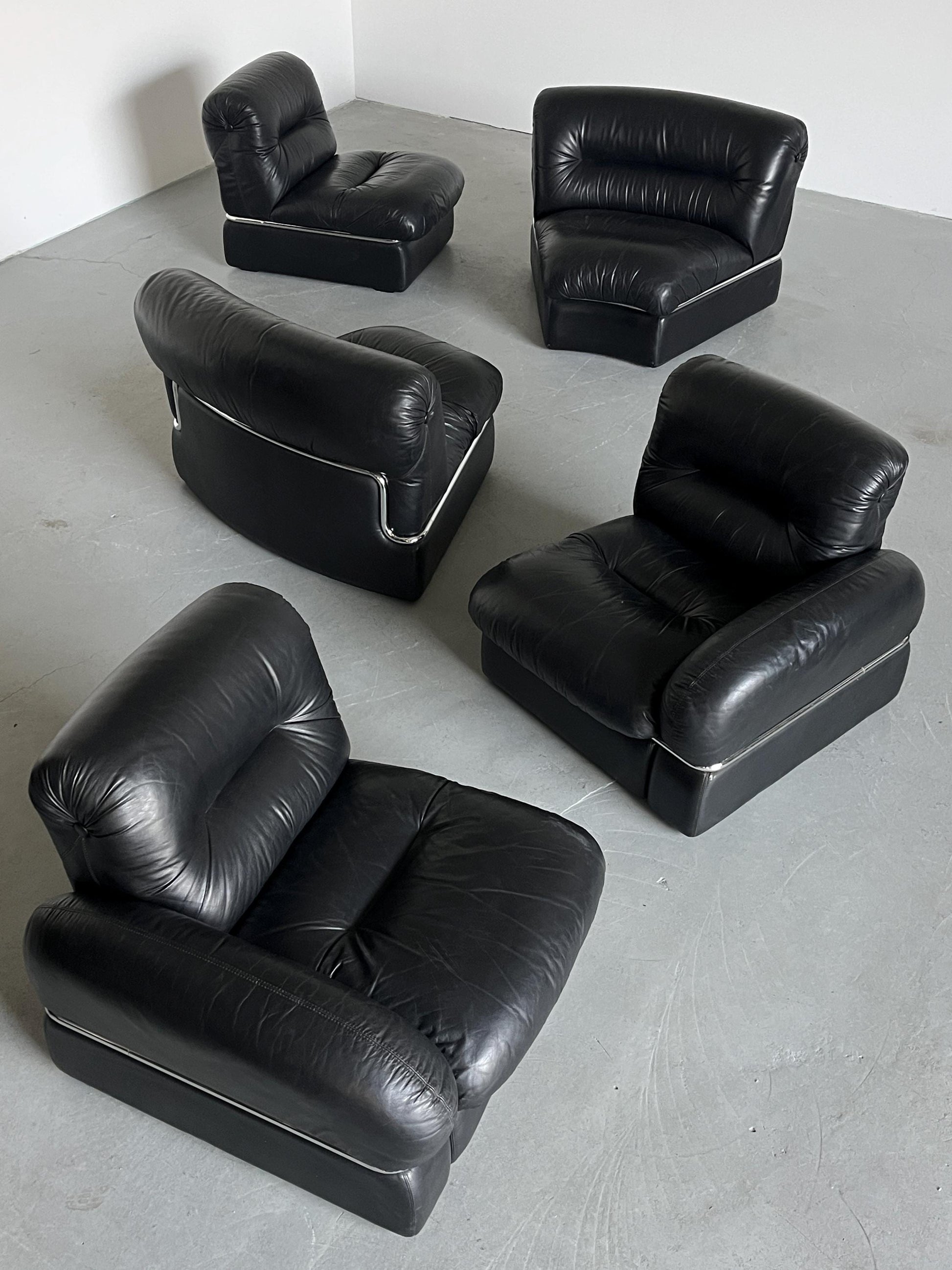Vintage Sofa Set von 5 Modulen, italienisch, schwarz, 1970er, gebogener Chromrahmen