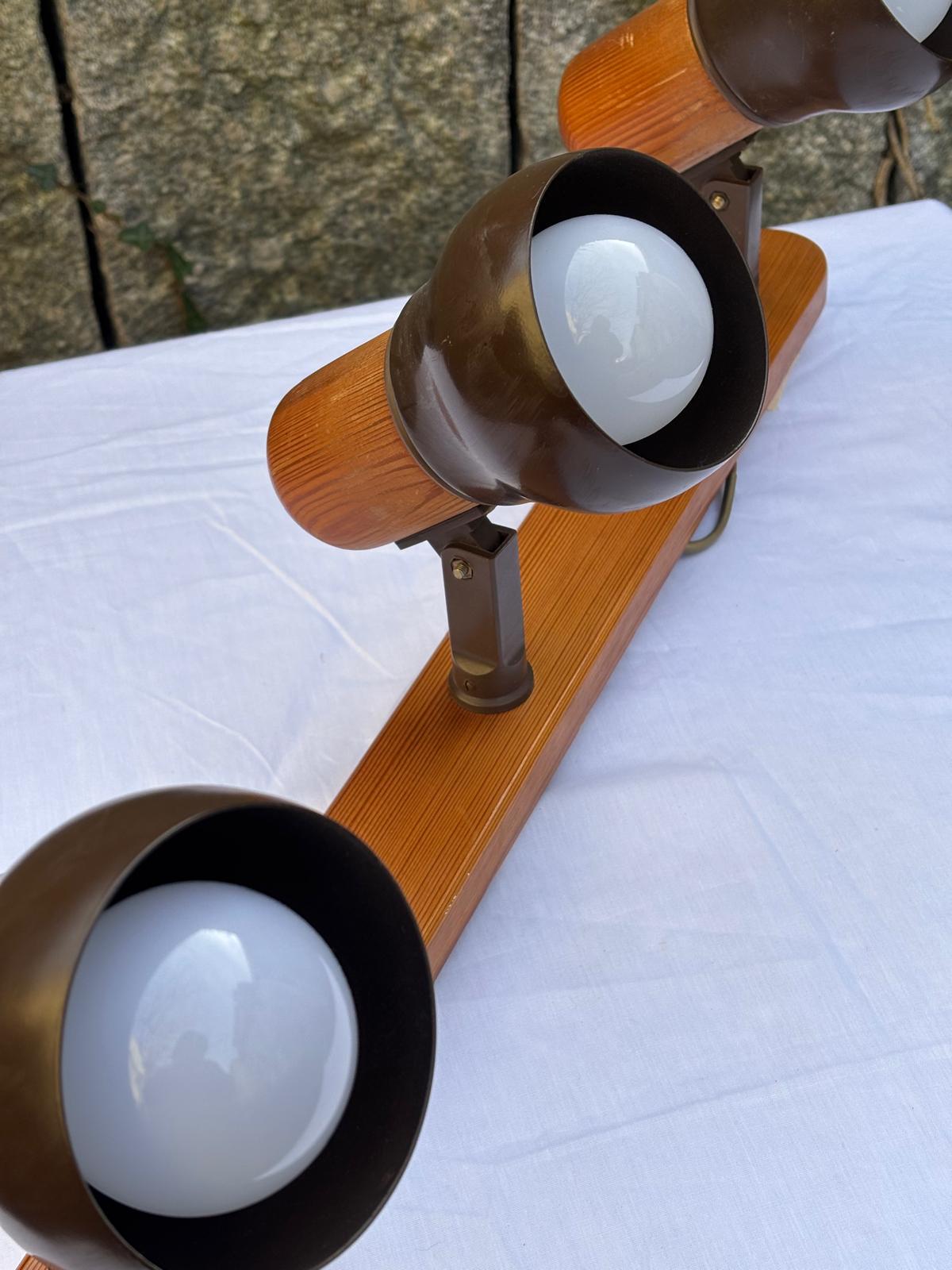 Vintage Deckenlampe mit 3 Spots braun auf Holzleiste