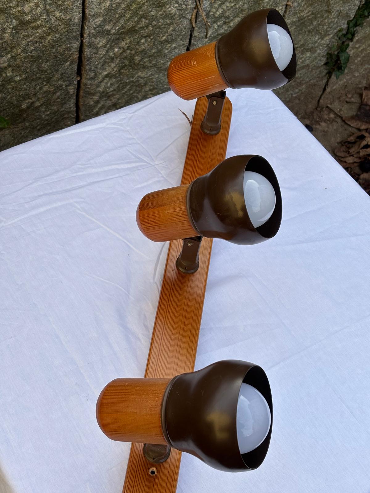 Vintage Deckenlampe mit 3 Spots braun auf Holzleiste