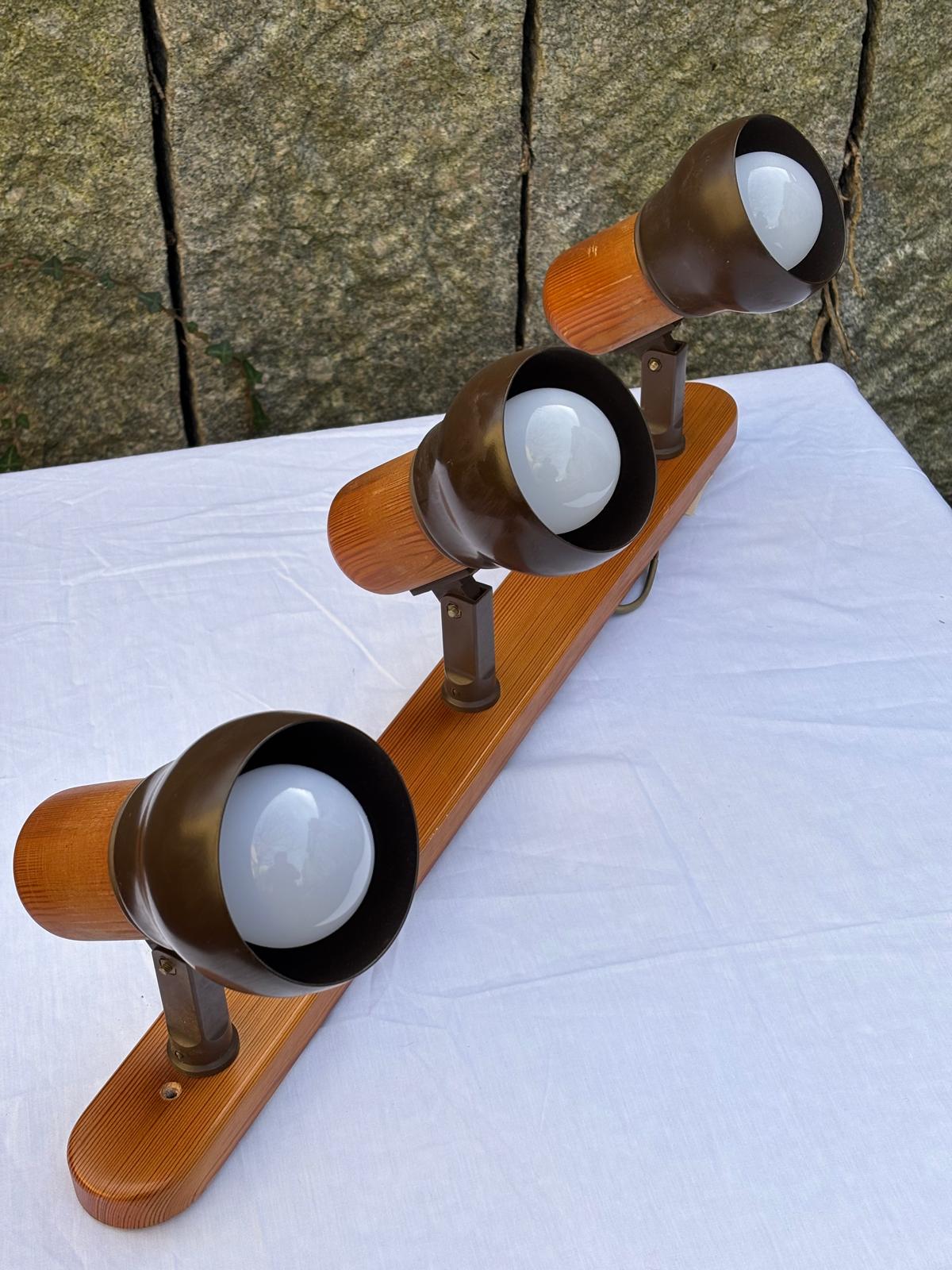 Vintage Deckenlampe mit 3 Spots braun auf Holzleiste