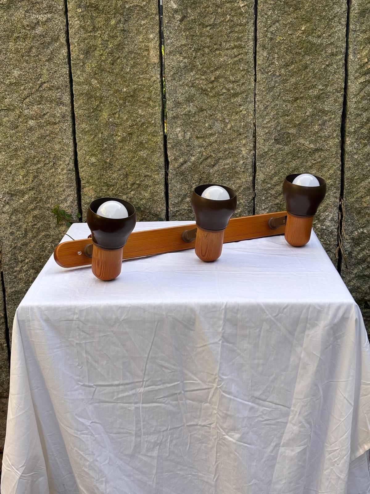 Vintage Deckenlampe mit 3 Spots braun auf Holzleiste