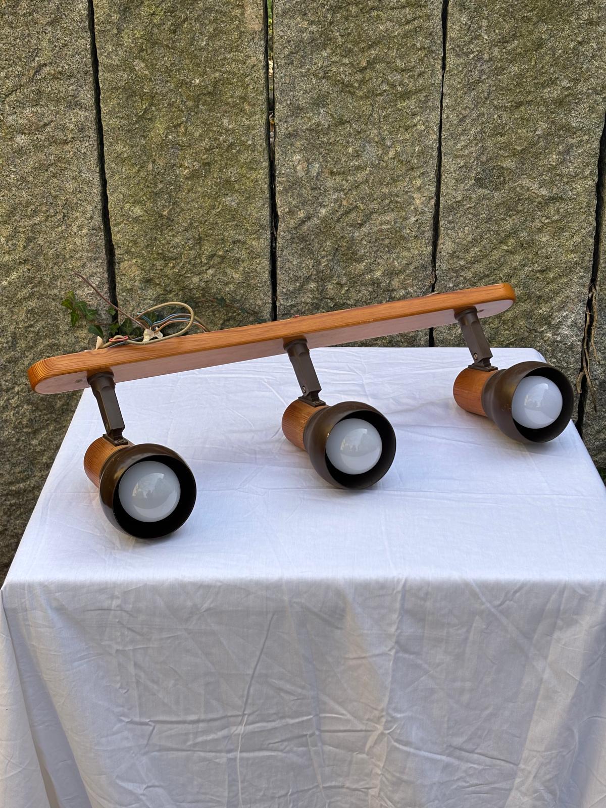Vintage Deckenlampe mit 3 Spots braun auf Holzleiste