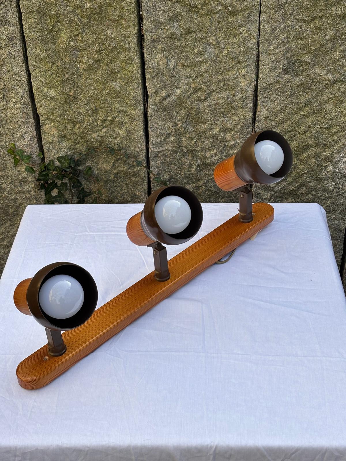 Vintage Deckenlampe mit 3 Spots braun auf Holzleiste