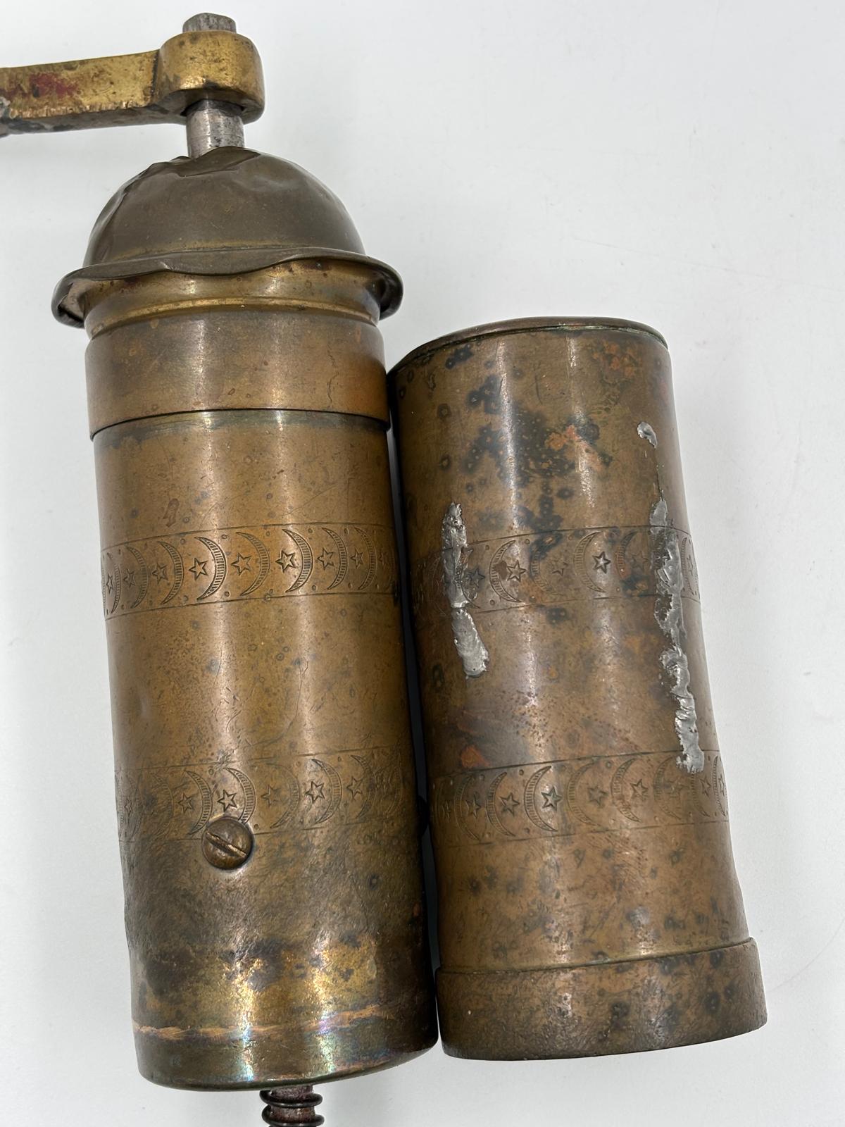 Vintage Kaffeemühle osmanisch Messing mit Mond und Stern stark gebraucht